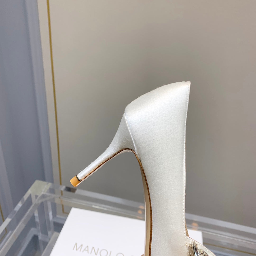 Manolo Wheat Ear Rhinestone High Heels Pumps White Silk Fabric 327453