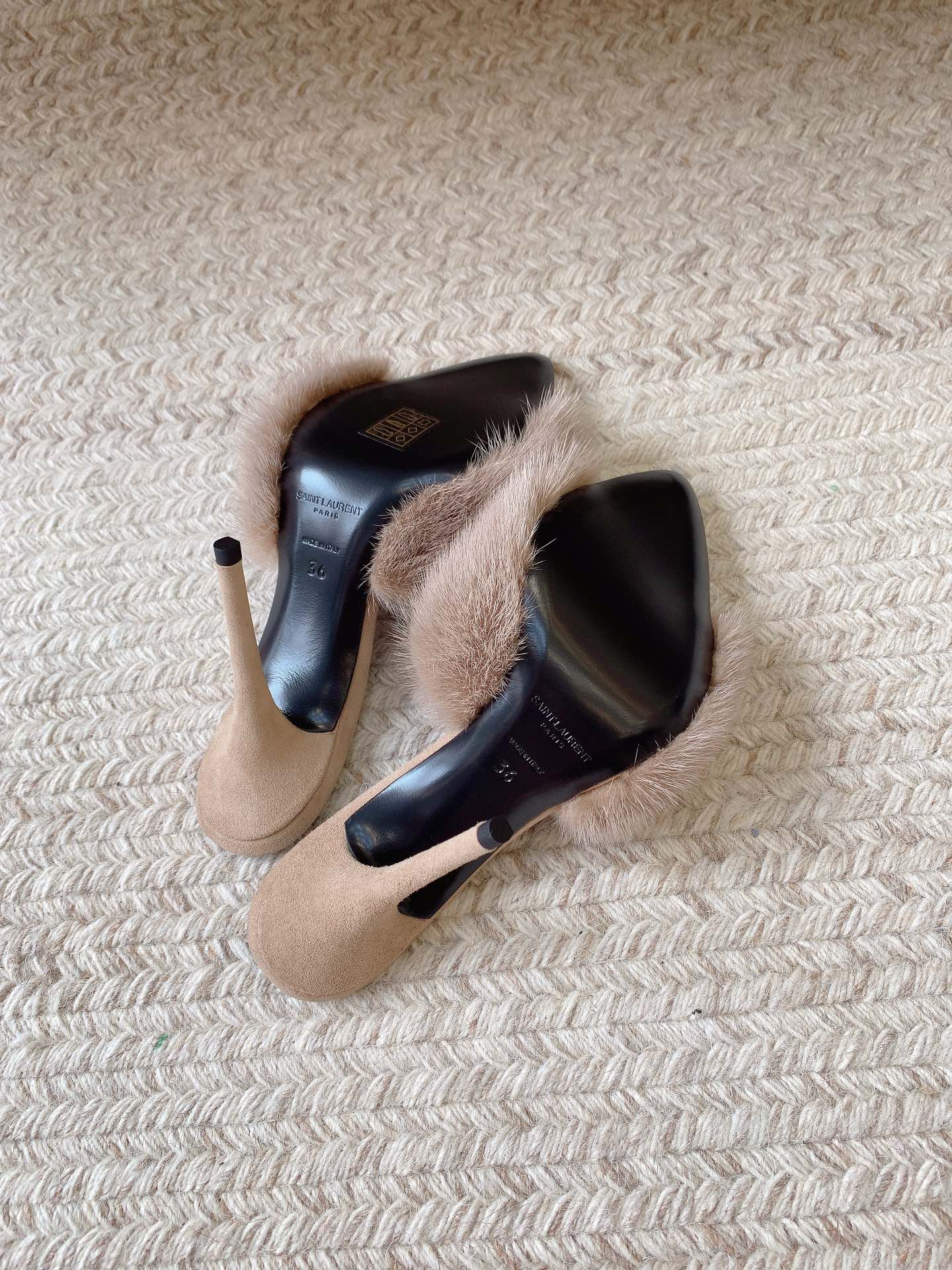 LA 16 HEELED MULES IN BEIGE RABBIT FUR AND SMOOTH LAMBSKIN