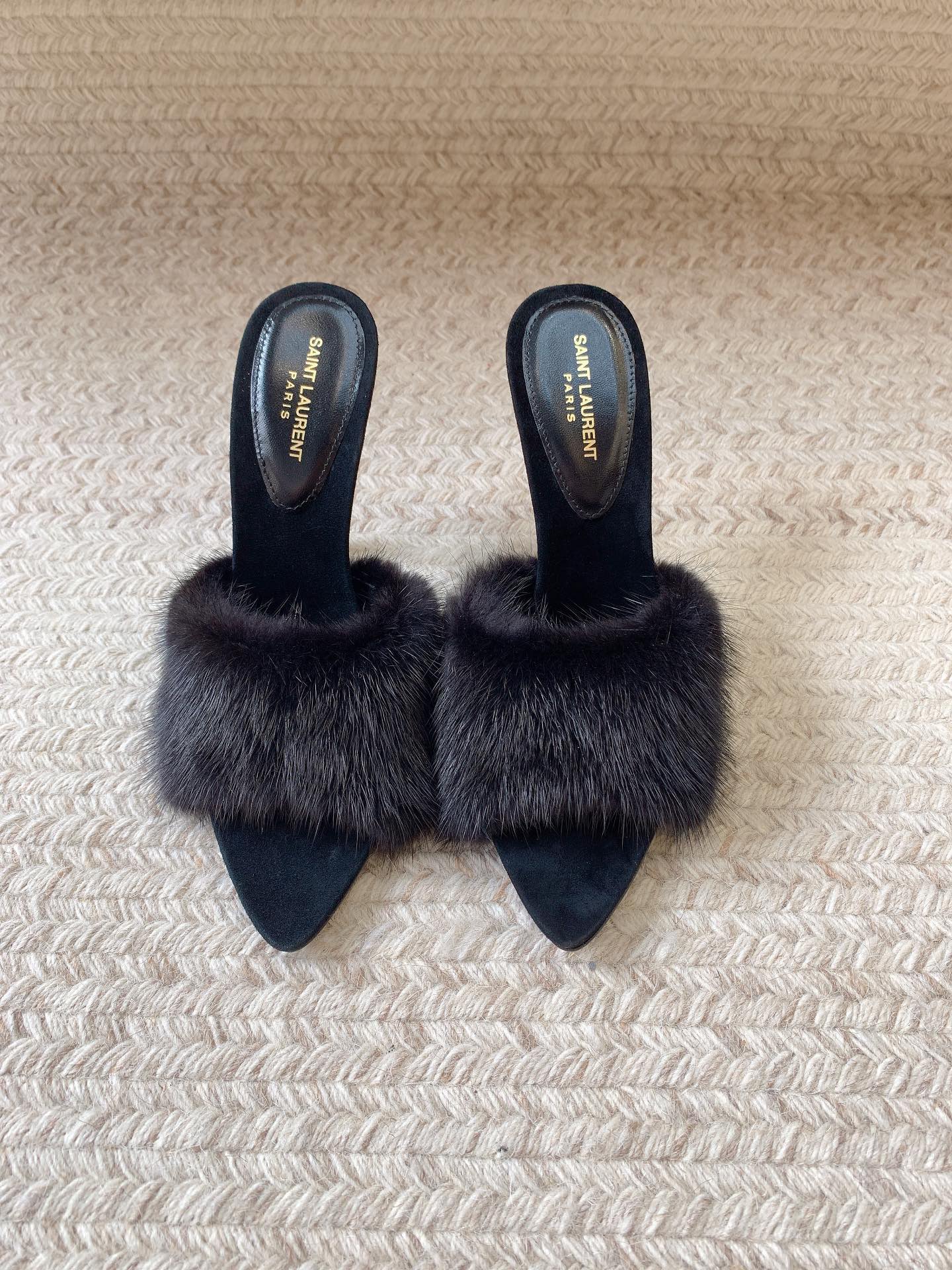 LA 16 HEELED MULES IN BLACK RABBIT FUR AND SMOOTH LAMBSKIN