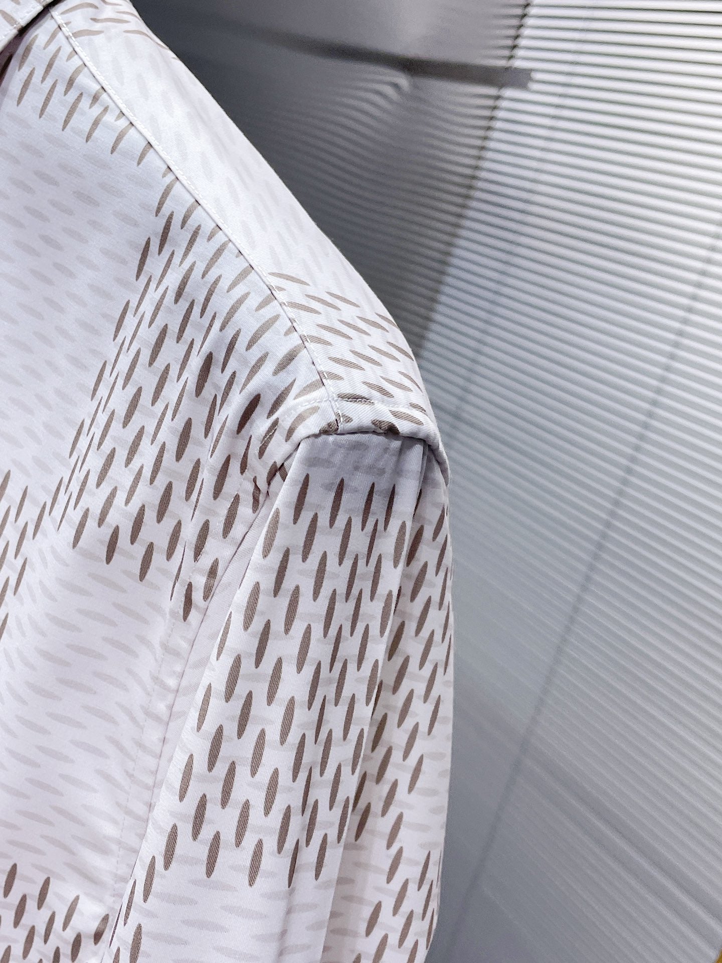 LV LONG-SLEEVED SHIRT IN WHITE DAMIER COTTON 238802