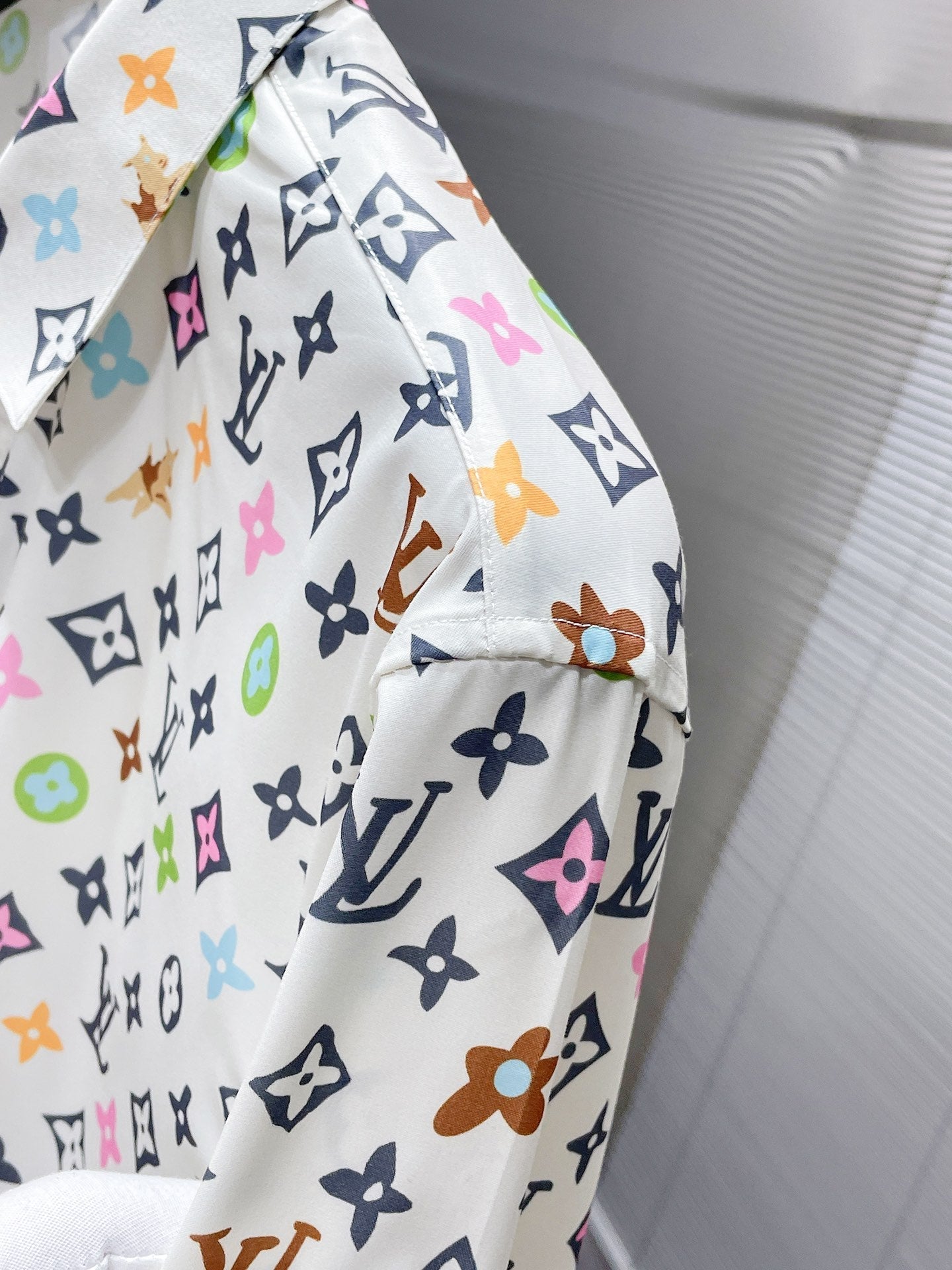 LV LONG-SLEEVED SHIRT IN WHITE MONOGRAM COTTON 238801