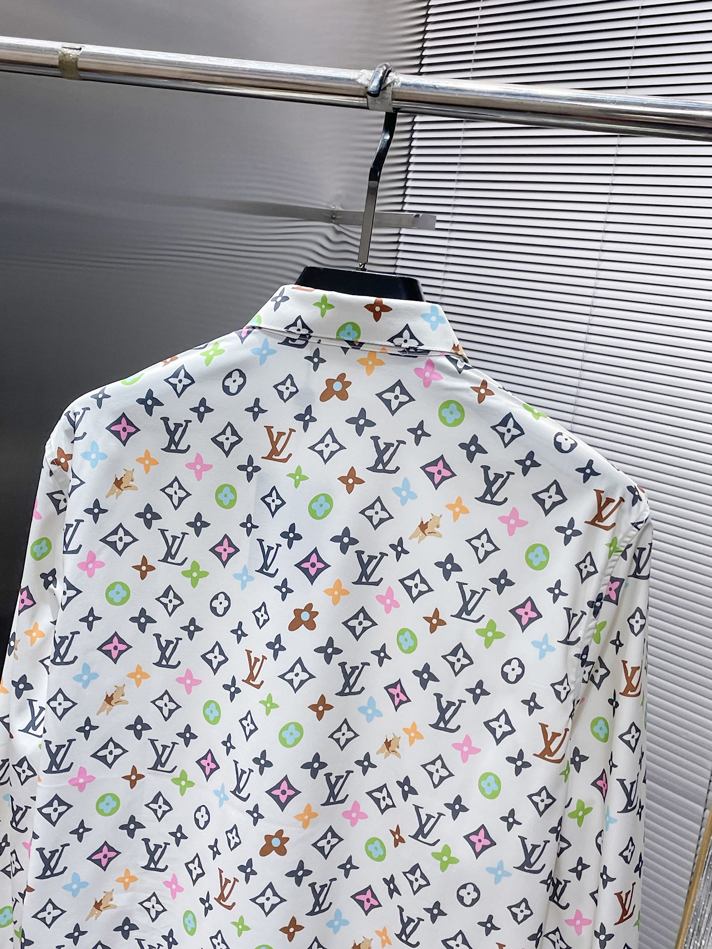 LV LONG-SLEEVED SHIRT IN WHITE MONOGRAM COTTON 238801