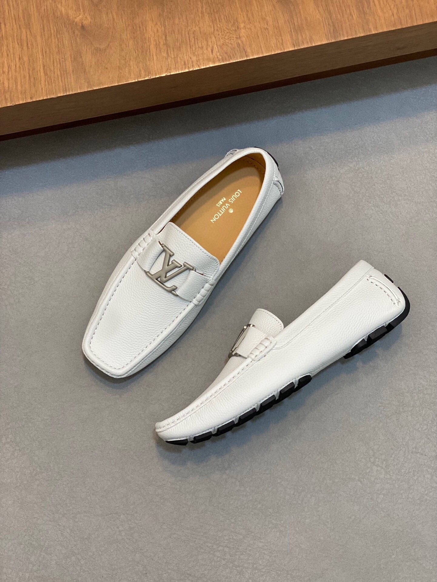 LV LOAFER IN WHITE WRINKLE CALFSKIN WITH SILVER LOGO