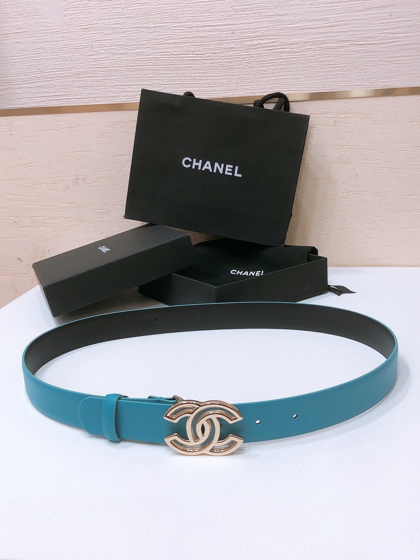CHANEL BELT 3CM IN DODGER BLUE AND BLACK LAMBSKIN WITH GOLD HARDWARE