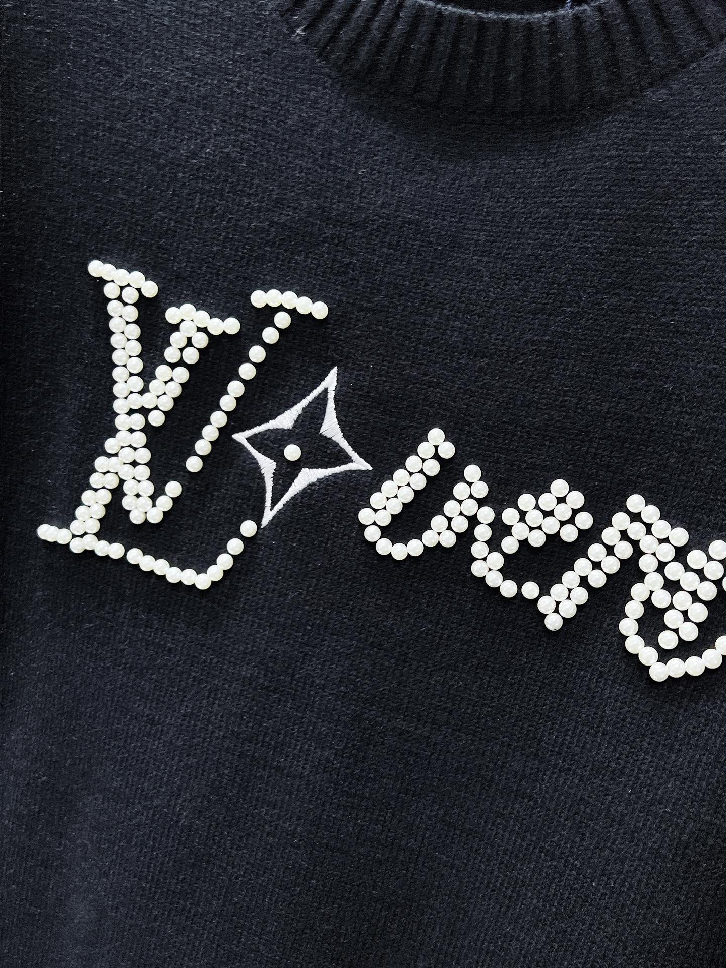 LV SWEATER IN BLACK KNITTED WOOL ATTACHED PEARL 238809