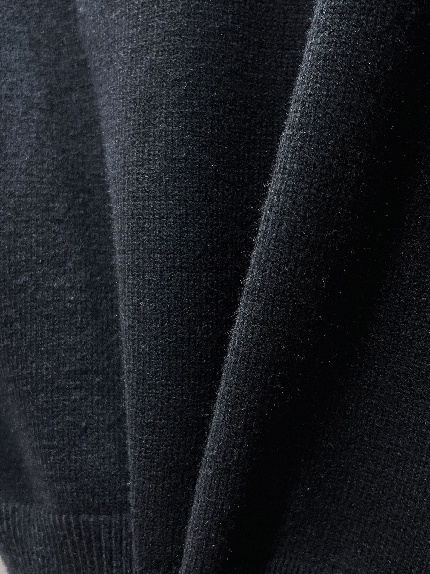 LV SWEATER IN BLACK KNITTED WOOL ATTACHED PEARL 238809