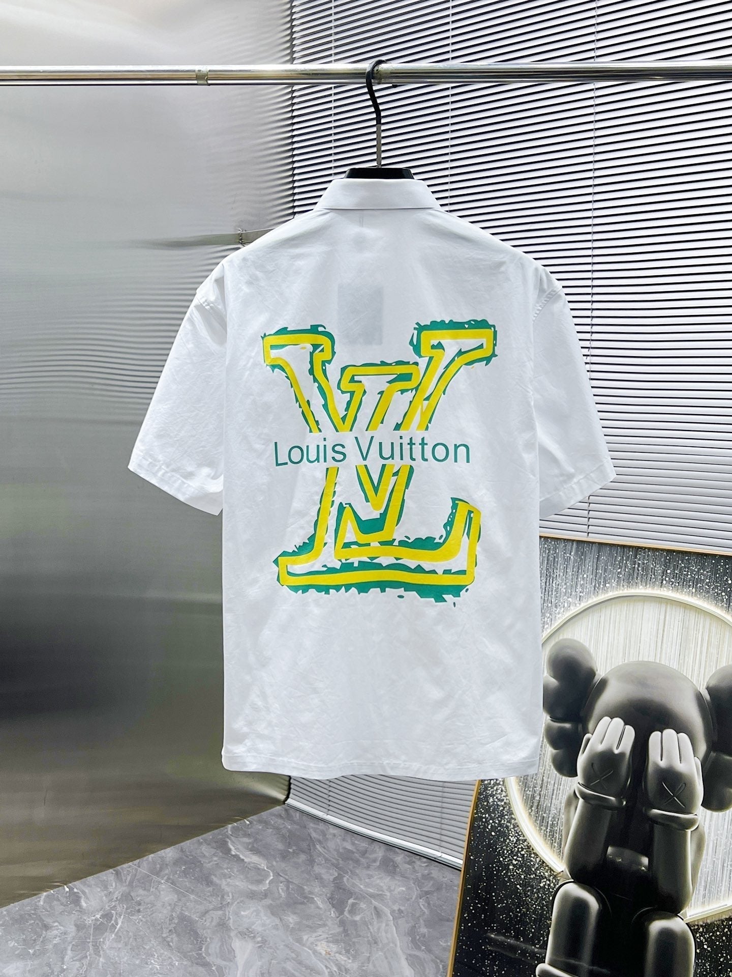 LV SHORT-SLEEVED SHIRT IN WHITE COTTON GREEN YELLOW LOGO 238815