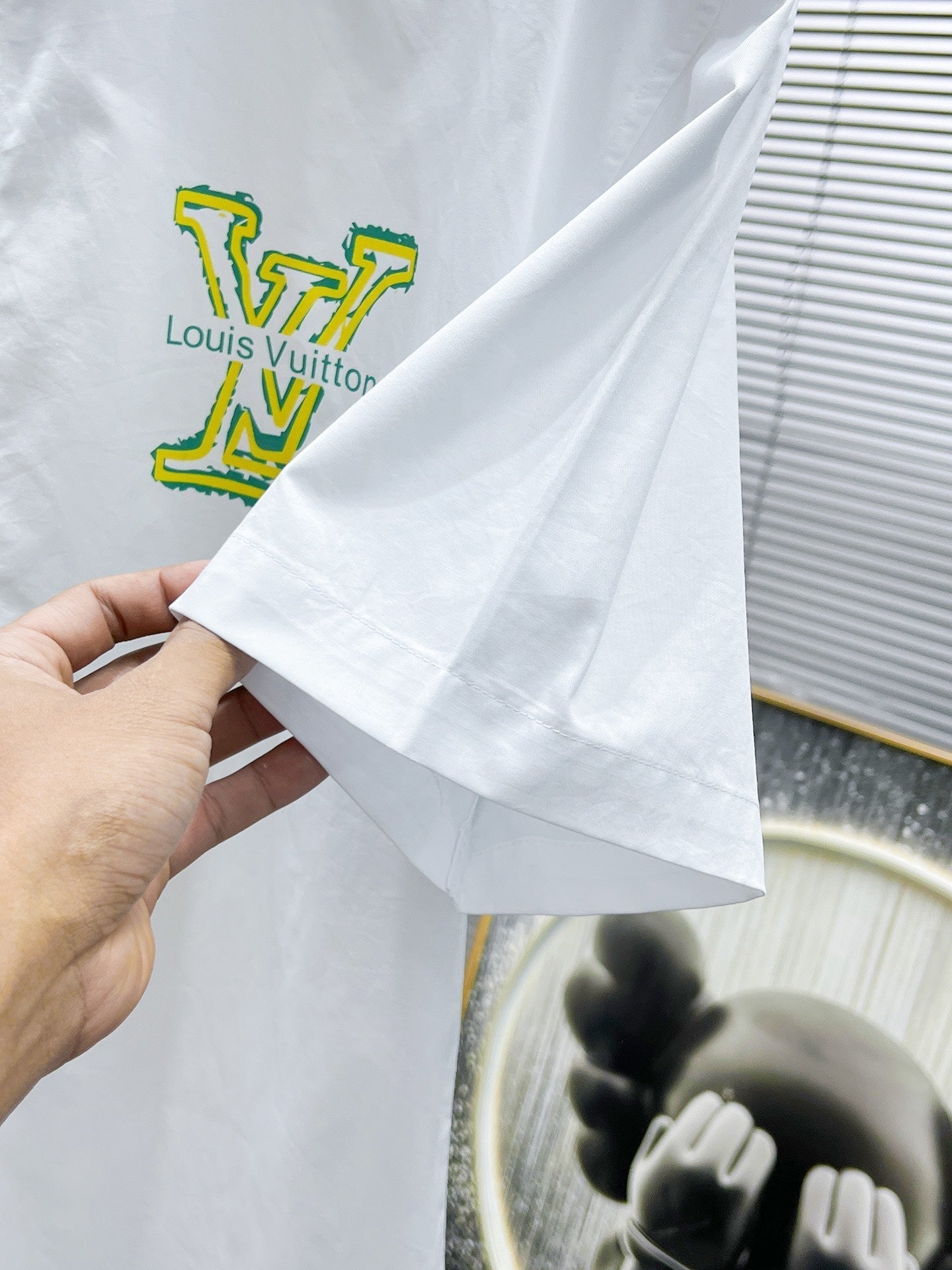 LV SHORT-SLEEVED SHIRT IN WHITE COTTON GREEN YELLOW LOGO 238815