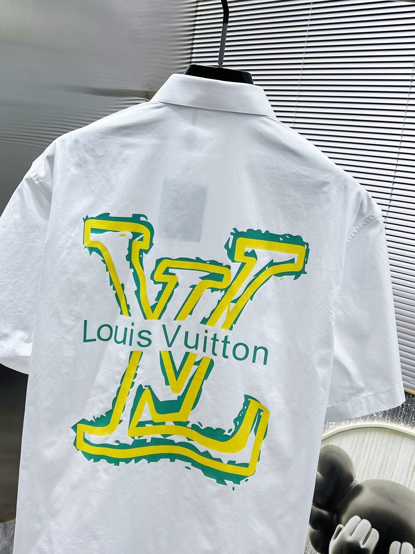 LV SHORT-SLEEVED SHIRT IN WHITE COTTON GREEN YELLOW LOGO 238815