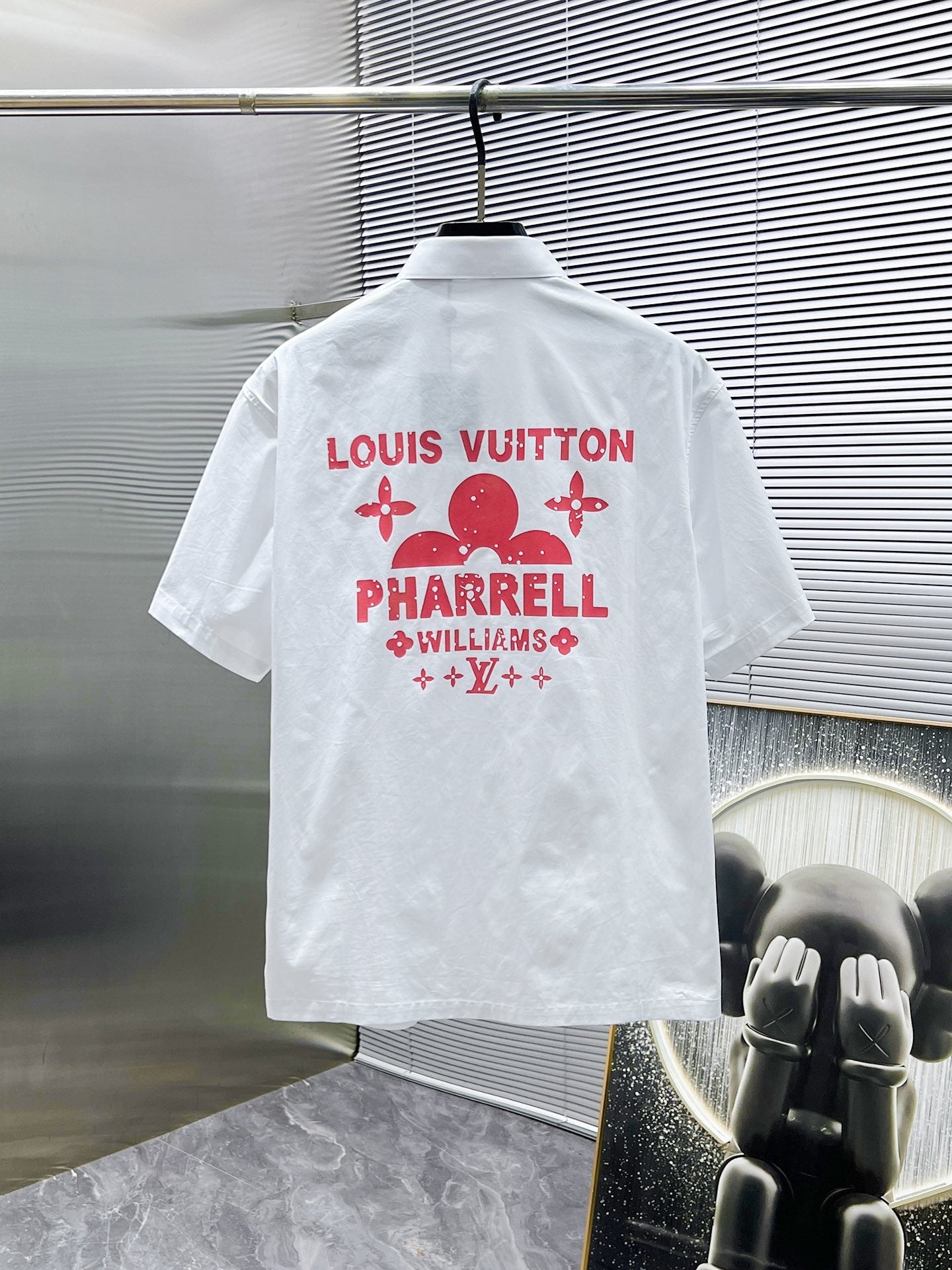 LV SHORT-SLEEVED SHIRT IN WHITE COTTON PINK LOGO 238814