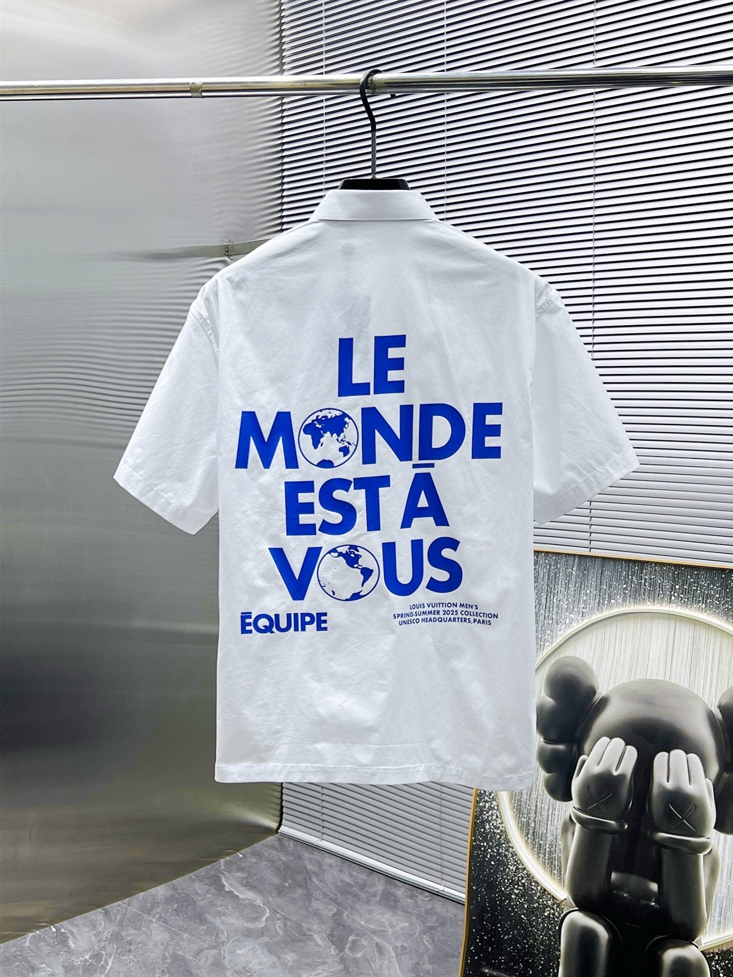 LV SHORT-SLEEVED SHIRT IN WHITE COTTON BLUE LOGO 238813