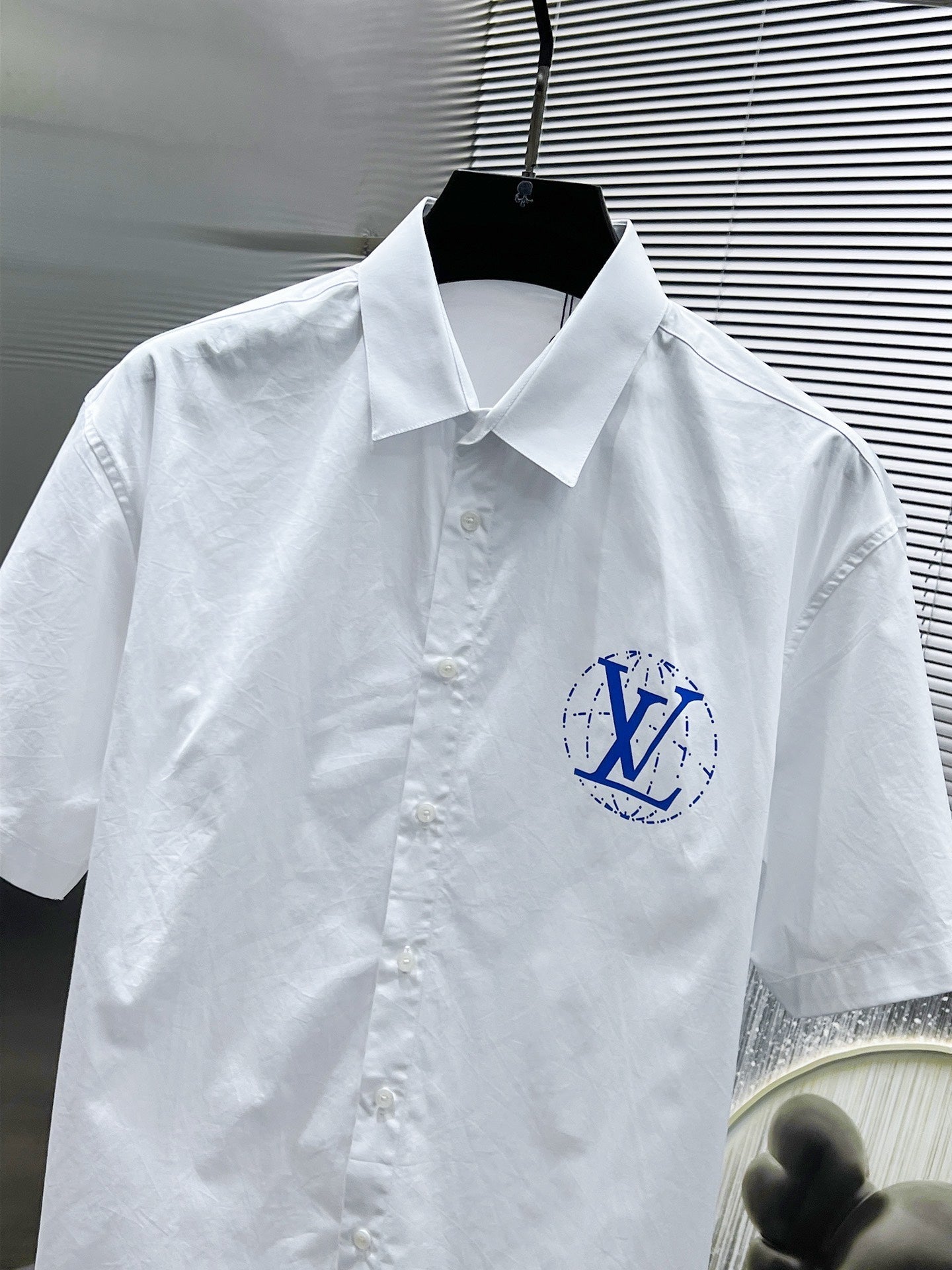 LV SHORT-SLEEVED SHIRT IN WHITE COTTON BLUE LOGO 238813