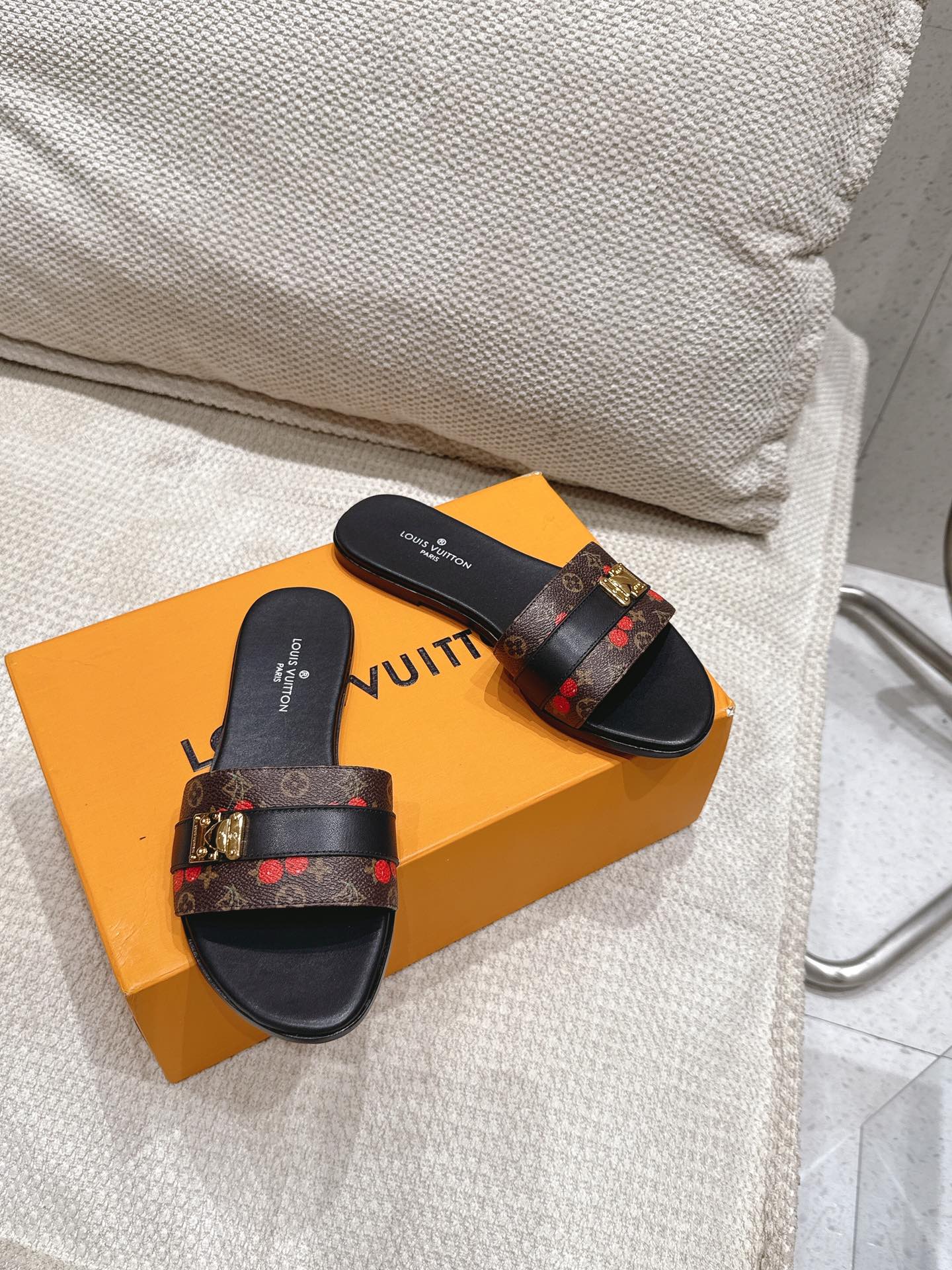 LV Flat Mules pairs raffia black brown monogram cowhide 383721