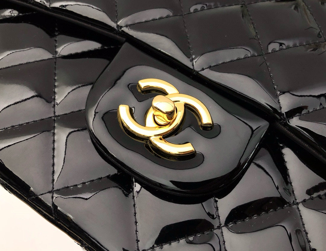 CLASSIC JUMBO FLAP BAG 30CM BLACK PATENT CALFSKIN GOLD HARDWARE
