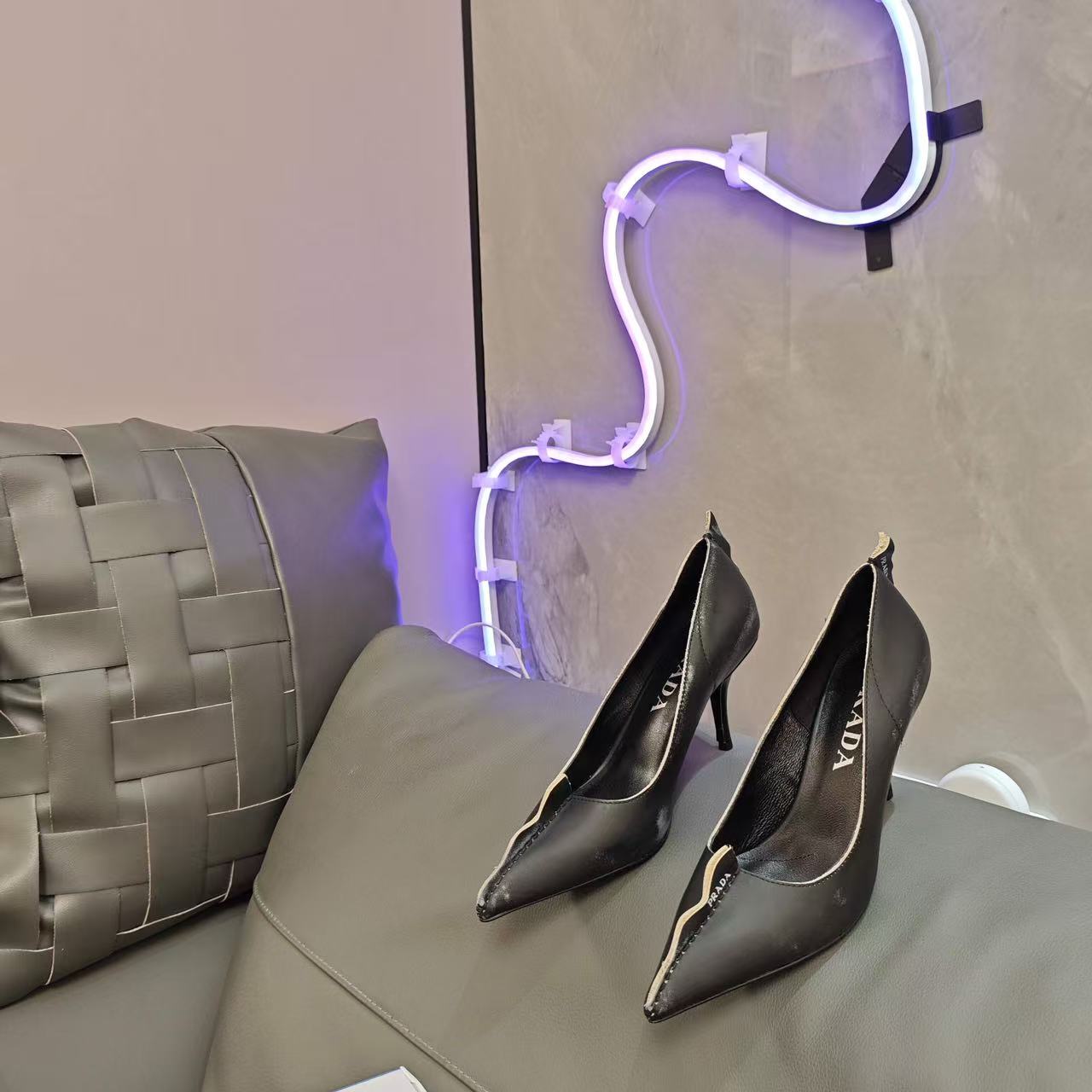 Prada Antiqued Pumps Black Tan calfskin