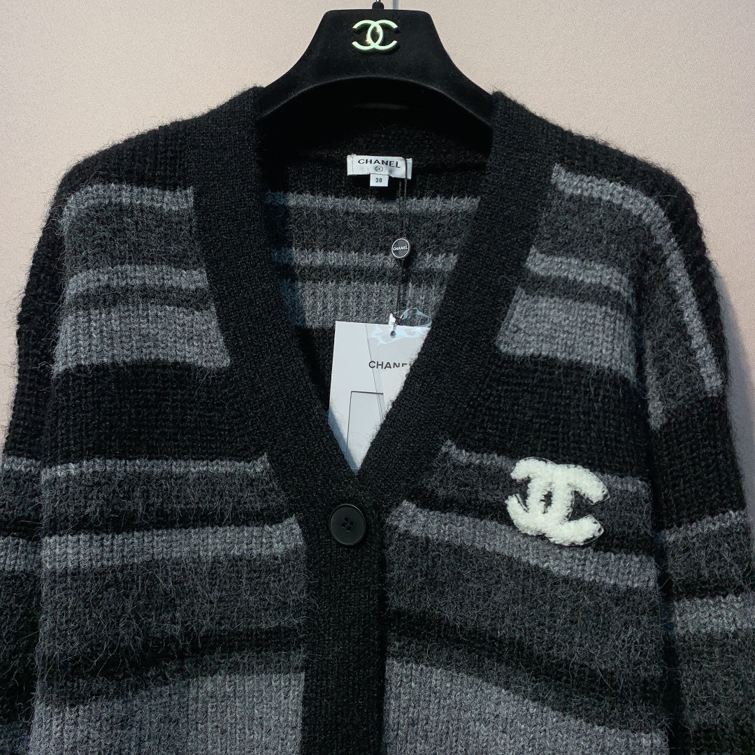 Chanel 25 Knitted V-Neck Button-Up Cardigan Wool 320070
