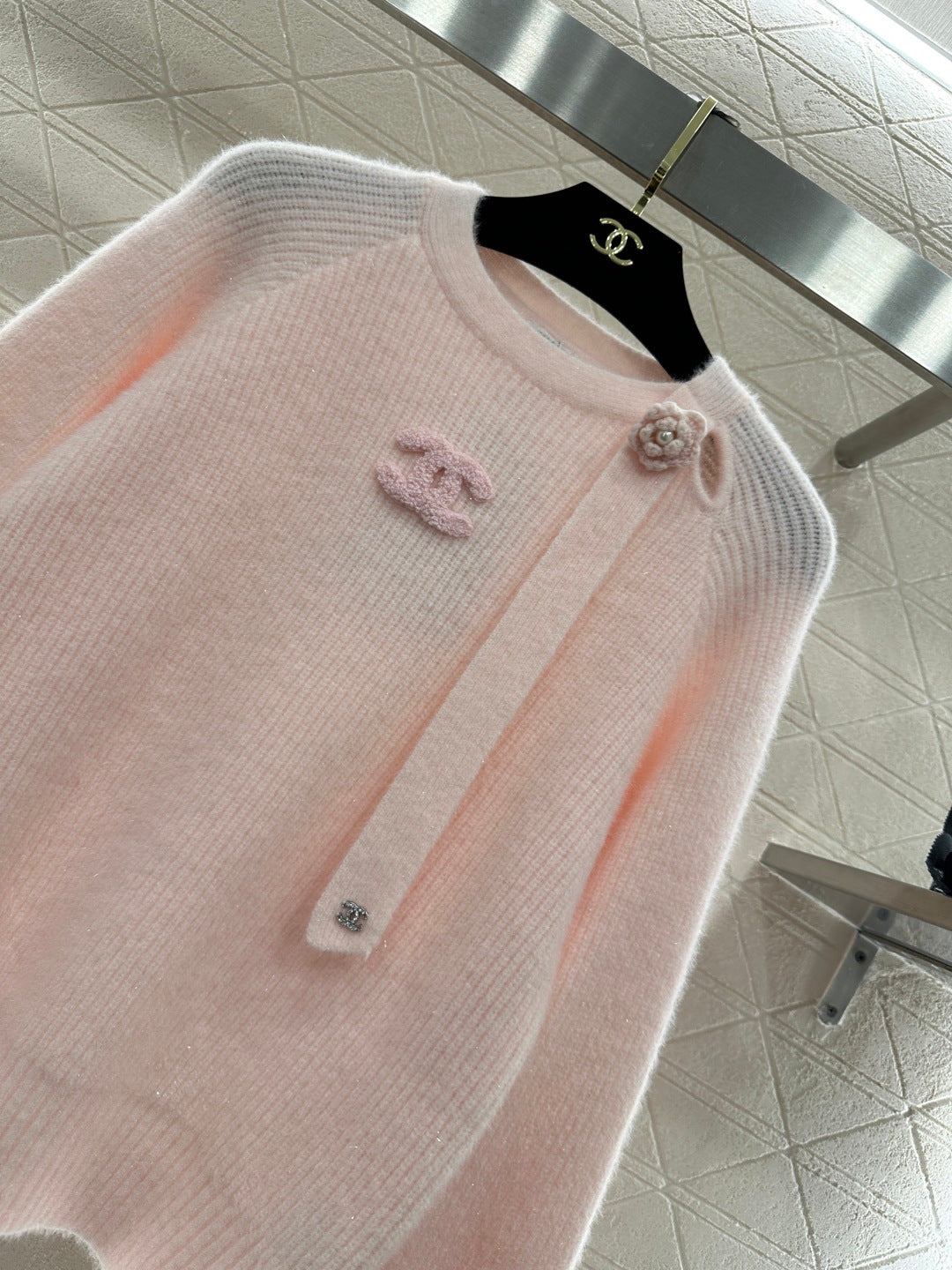 CC 26 Cashmere Sweater With Pearl Wheat Brooch Logo 807115