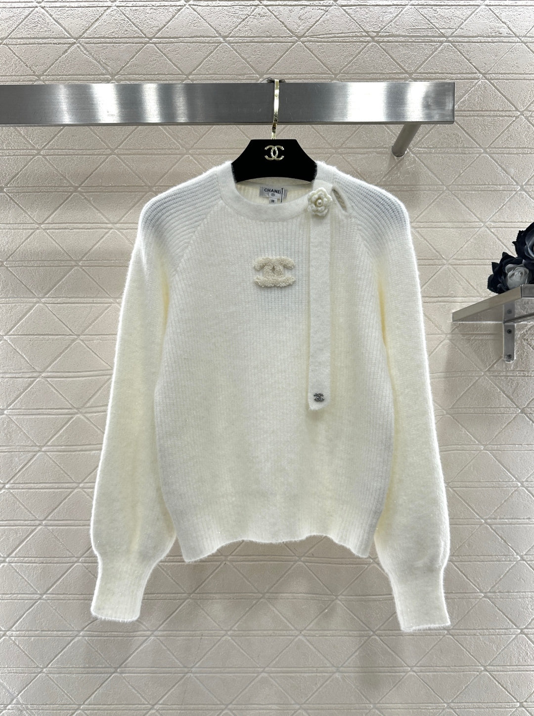 CC 26 Cashmere Sweater With Pearl Wheat Brooch Logo 807115