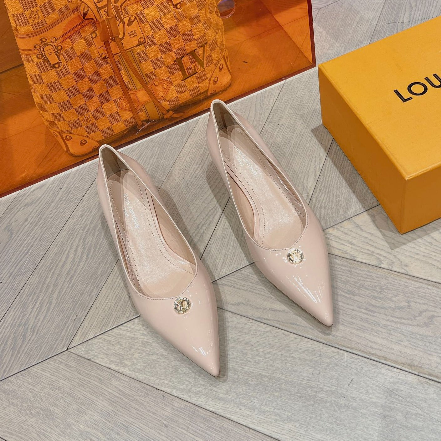 LV SINGLE LOW HEEL PUMP BIEGE