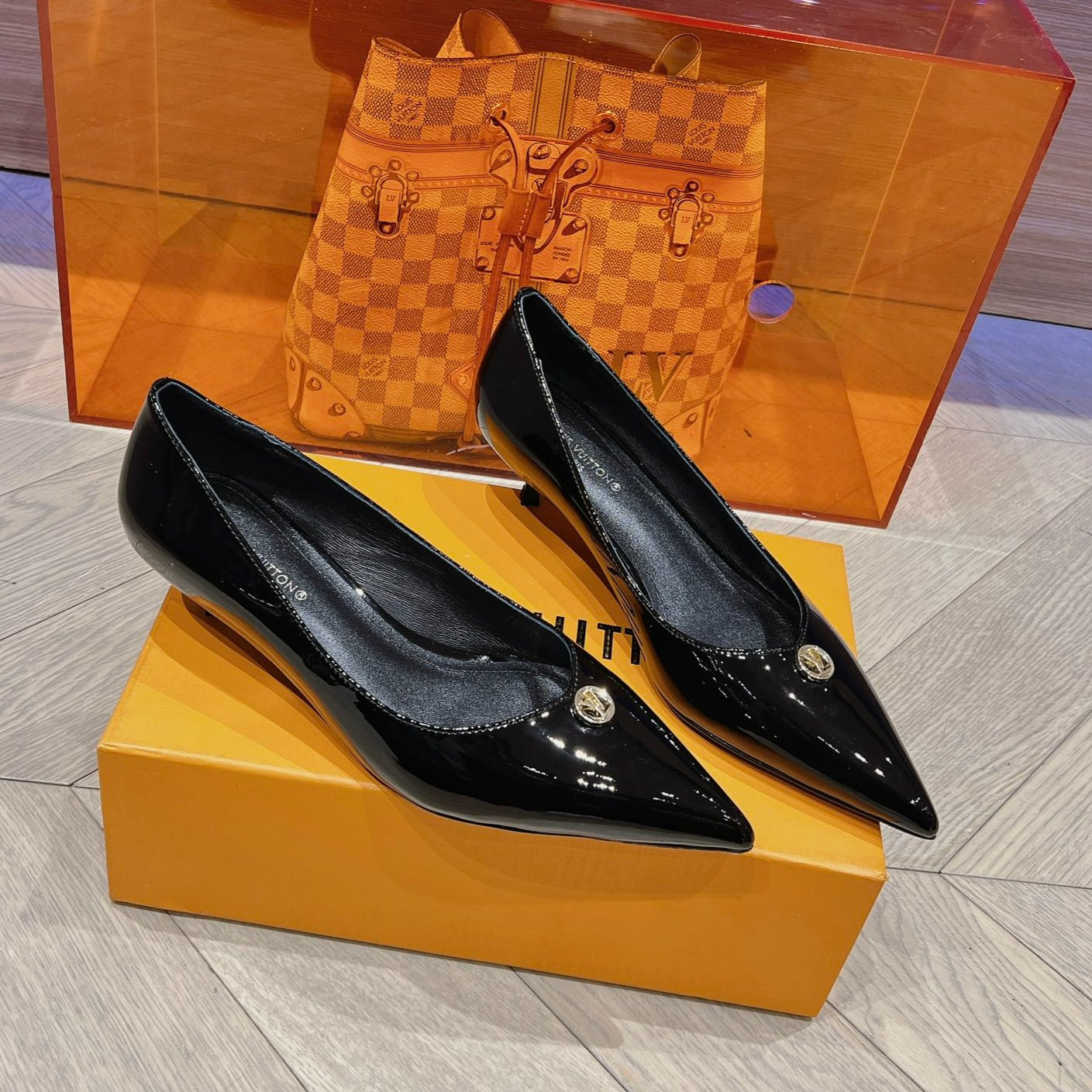 LV SINGLE LOW HEEL PUMP SHINY BLACK