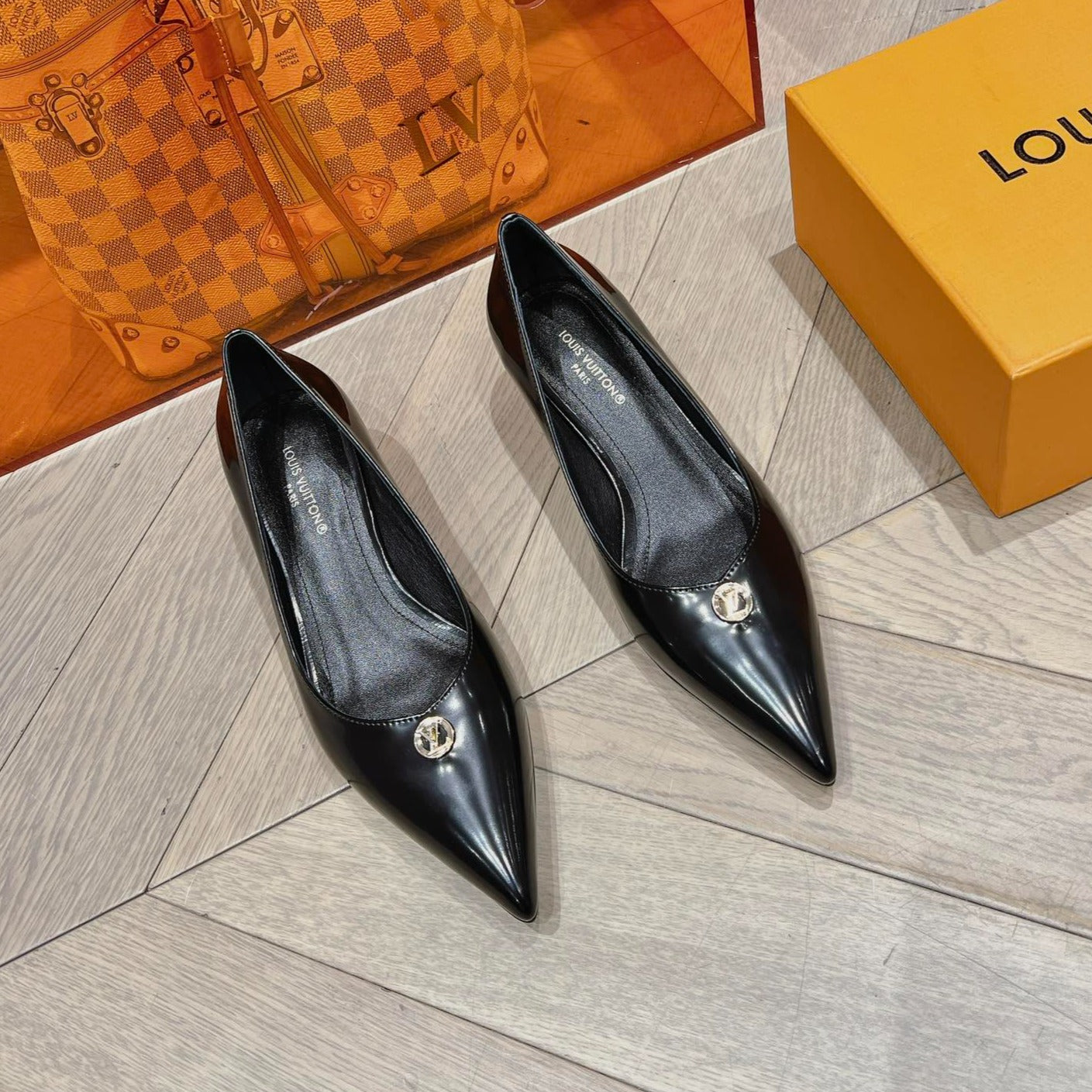 LV SINGLE LOW HEEL PUMP BLACK