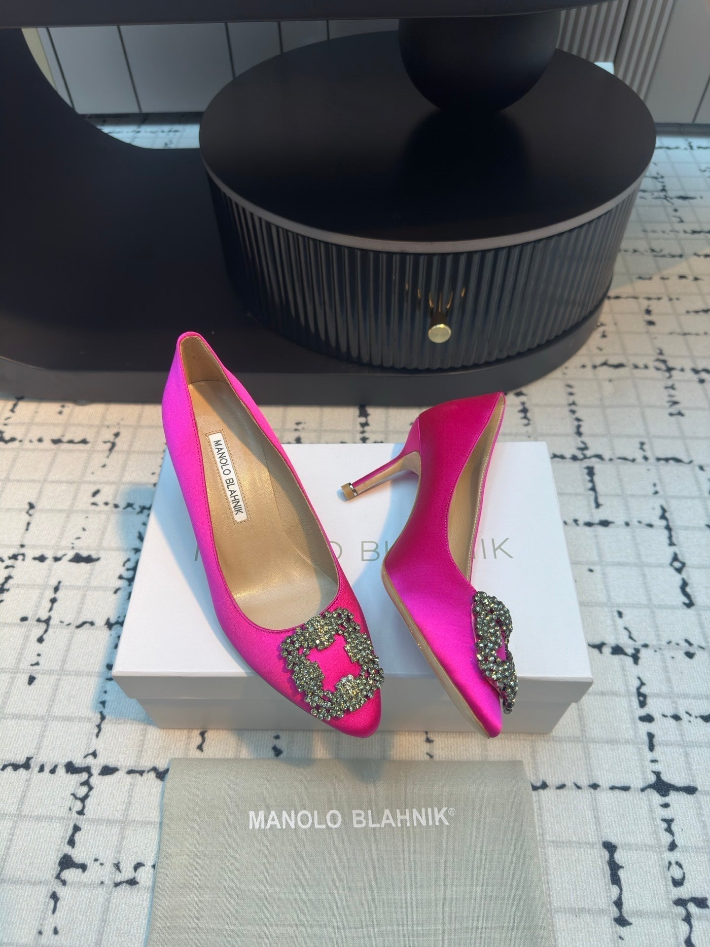 Manolo Blahnik Hangisi Buckle Pump 810197