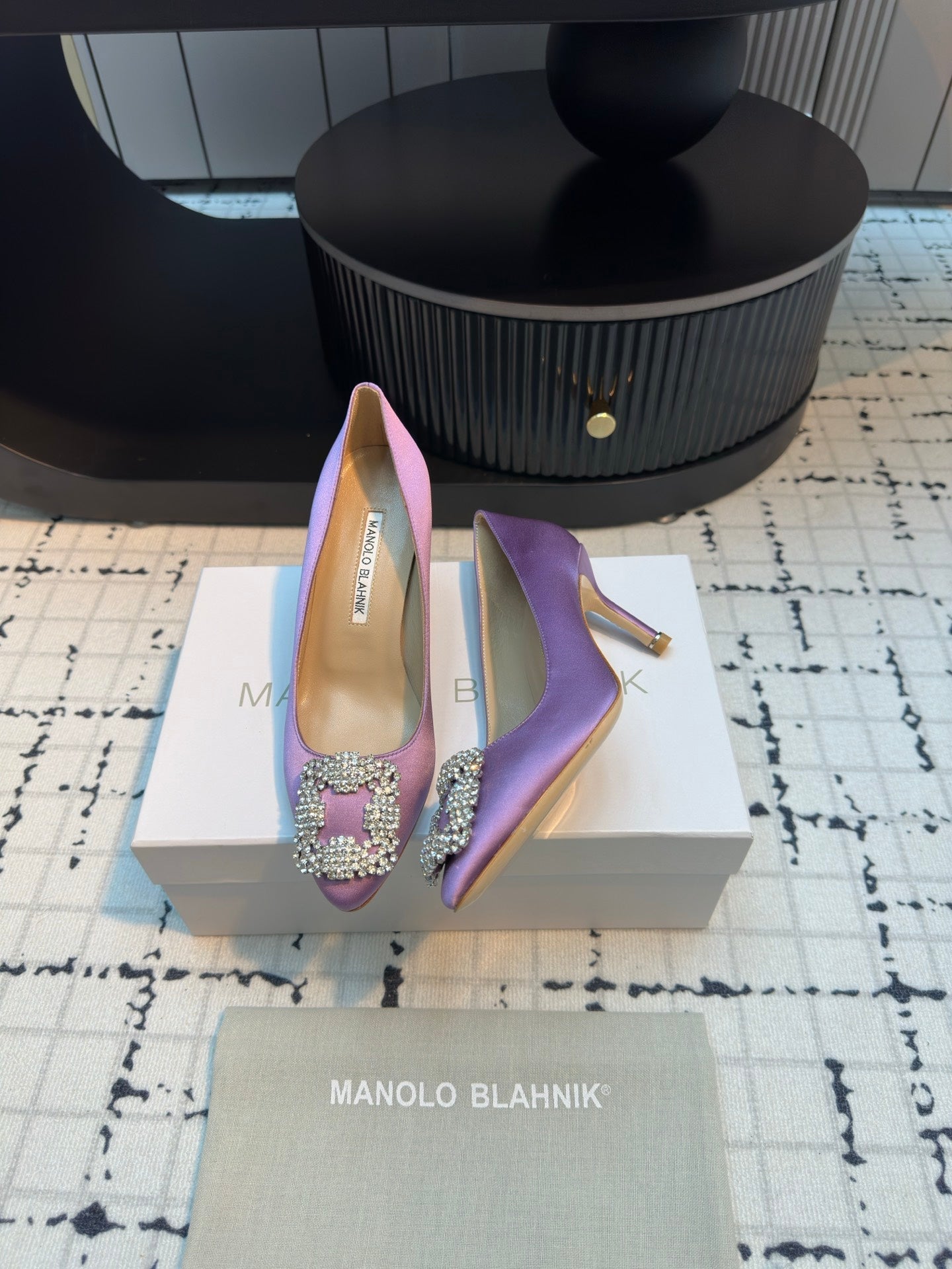 Manolo Blahnik Hangisi Buckle Pump 810197
