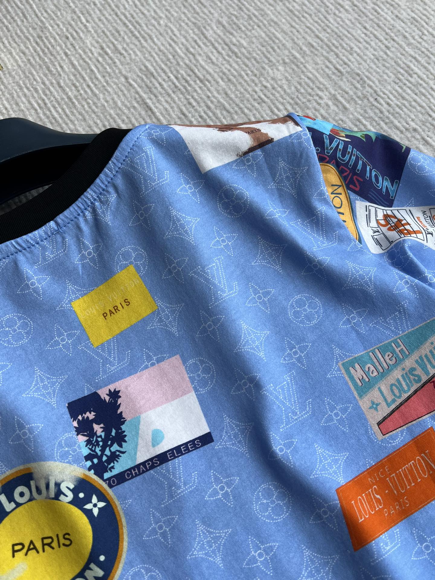 LV 25 Print Contrast Color Threaded Edge Collar T-shirt White Blue Cotton