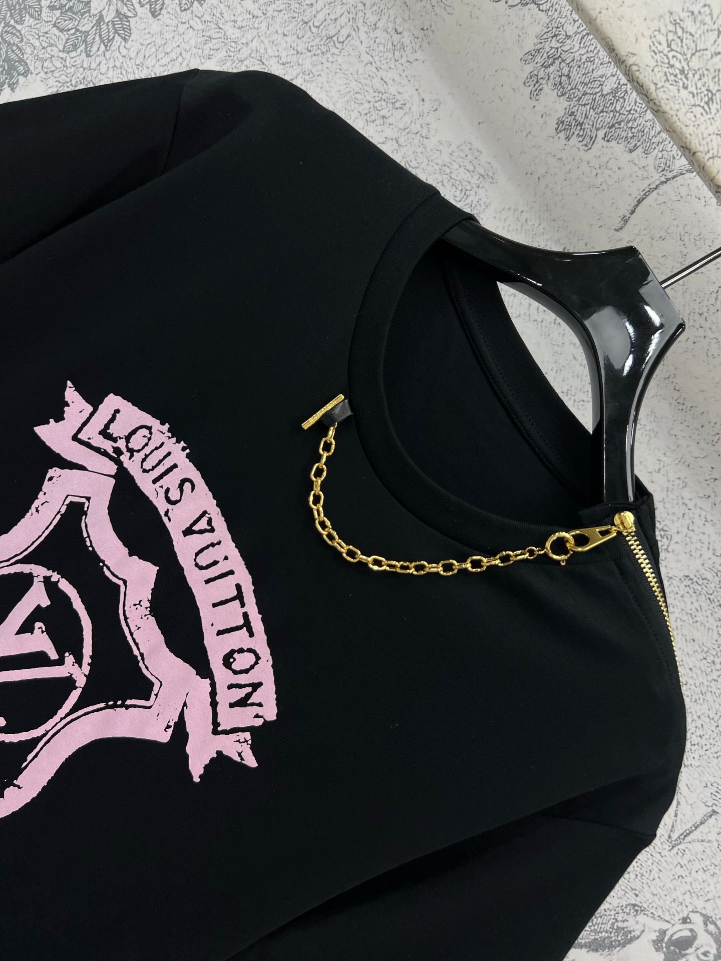 LV 25 Round Neck Metal Zipper T-Shirt Black White Cotton