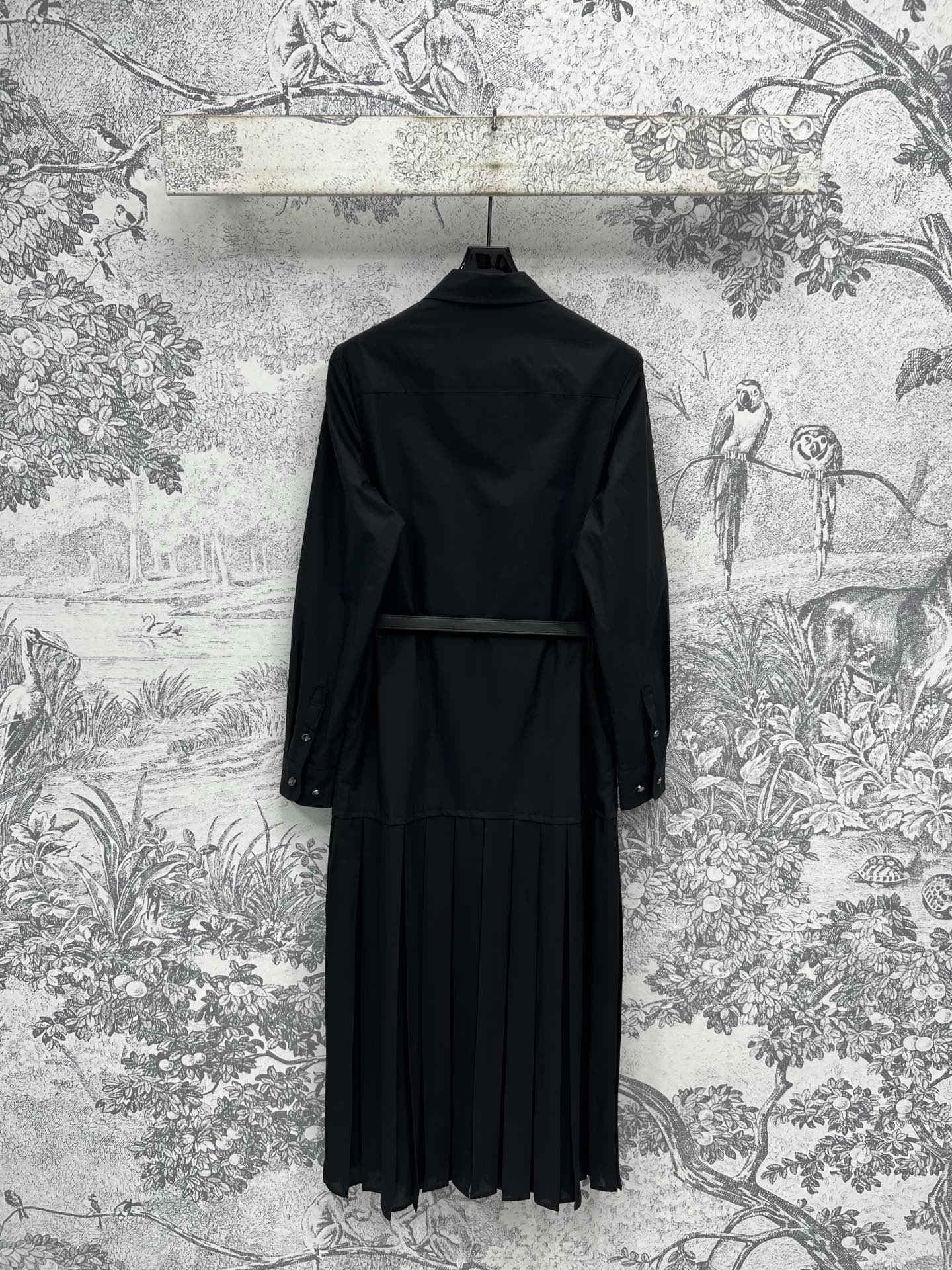 LV 25 Pleated Design Belt That Pinches Waist Dress Black White Cotton