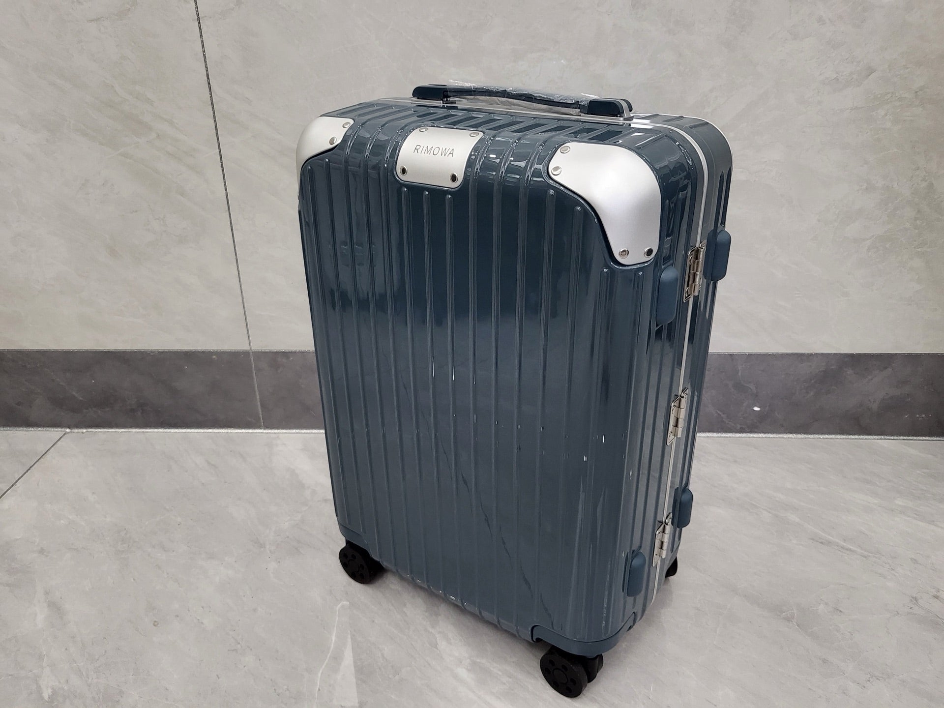 Rimowa 2025 Hybrid Suitcase Aluminum Polycarbonate 273794