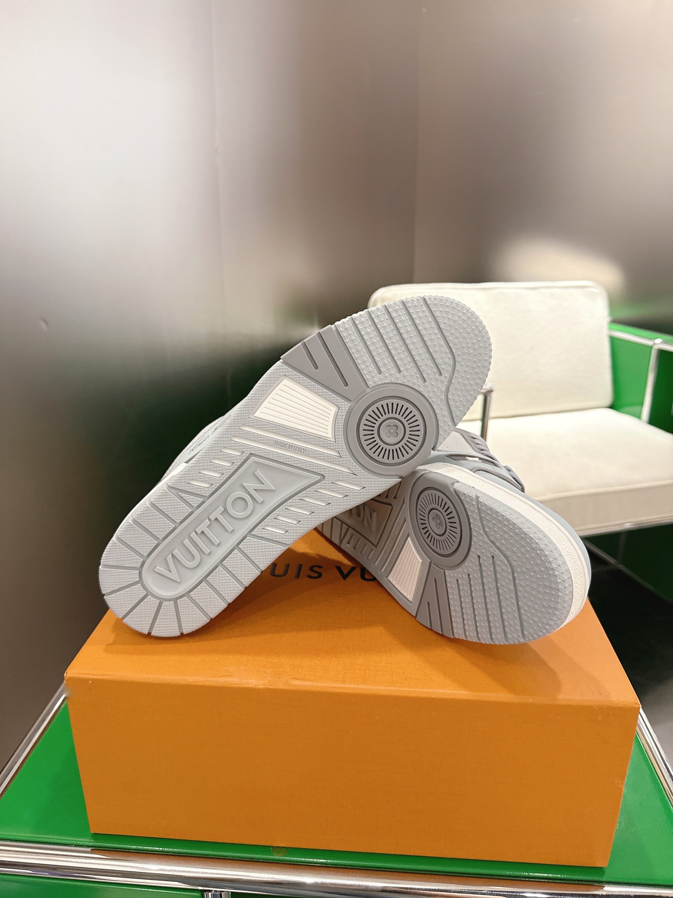 LV 26ss Trainer Sneakers Light Gray Cowhide 632148