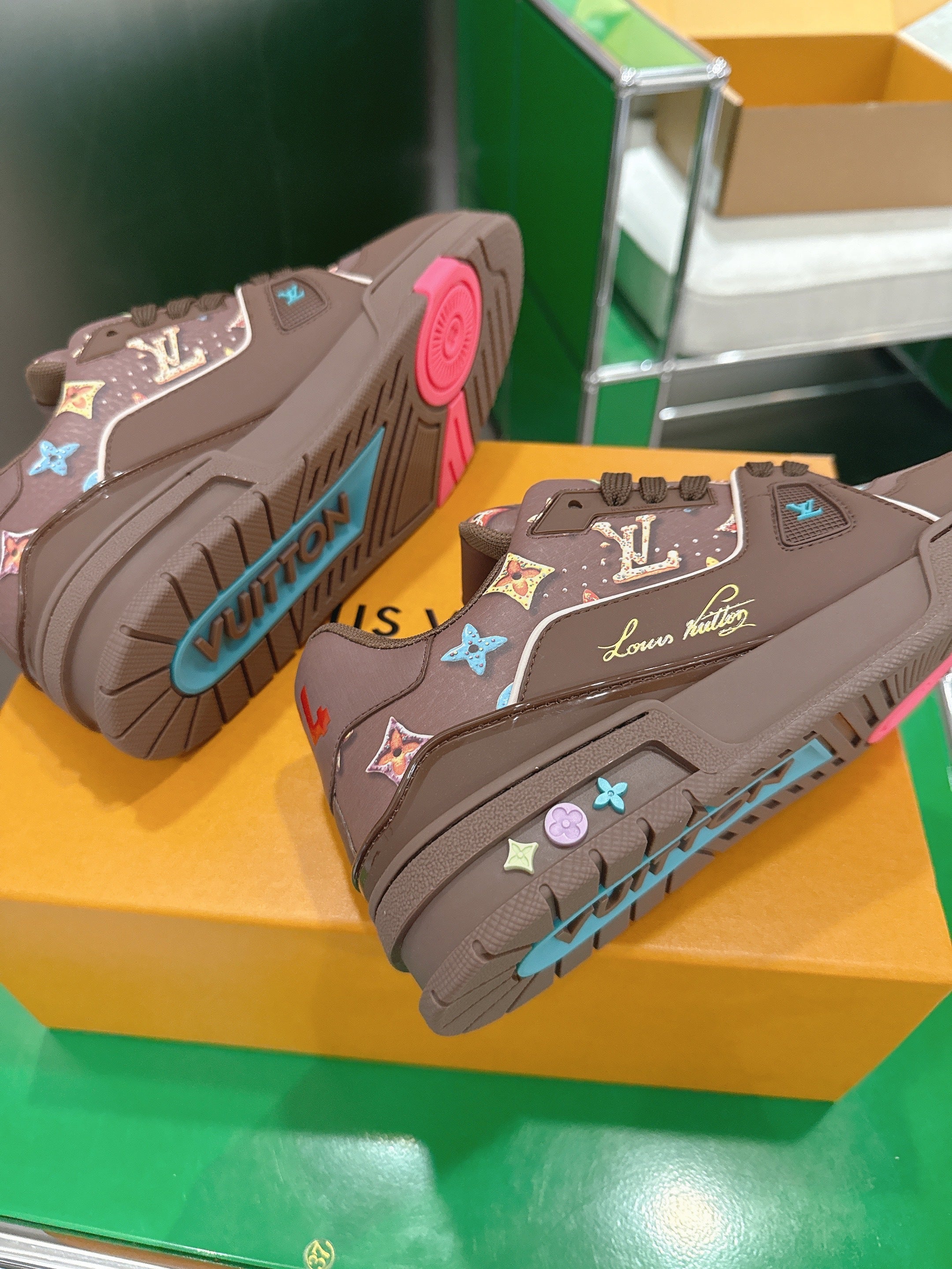 LV 26ss Trainer Sneakers Brown Colorful Cowhide 632145