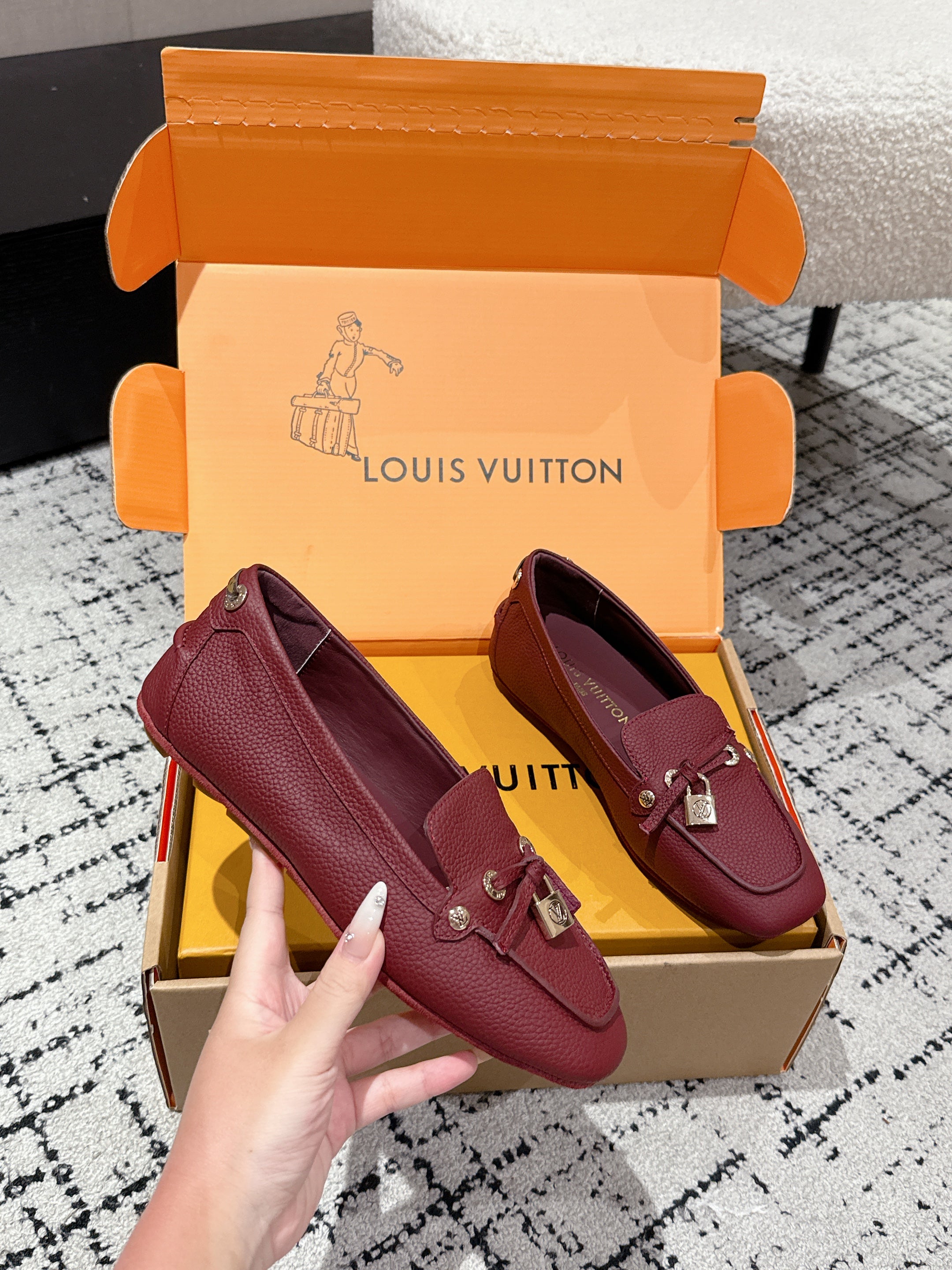 LV Flat-soled lock loafers burgundy cowhide 383376