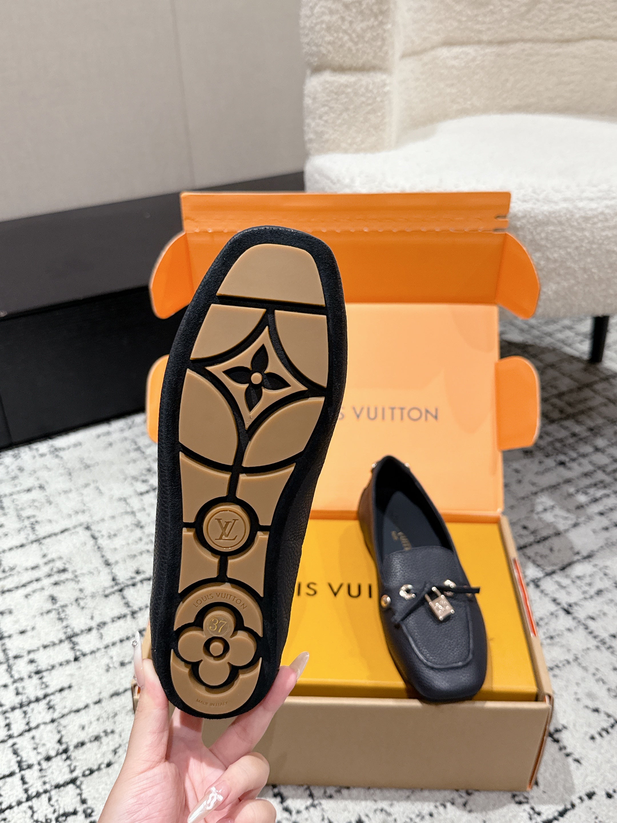 LV Flat-soled lock loafers black cowhide 383377