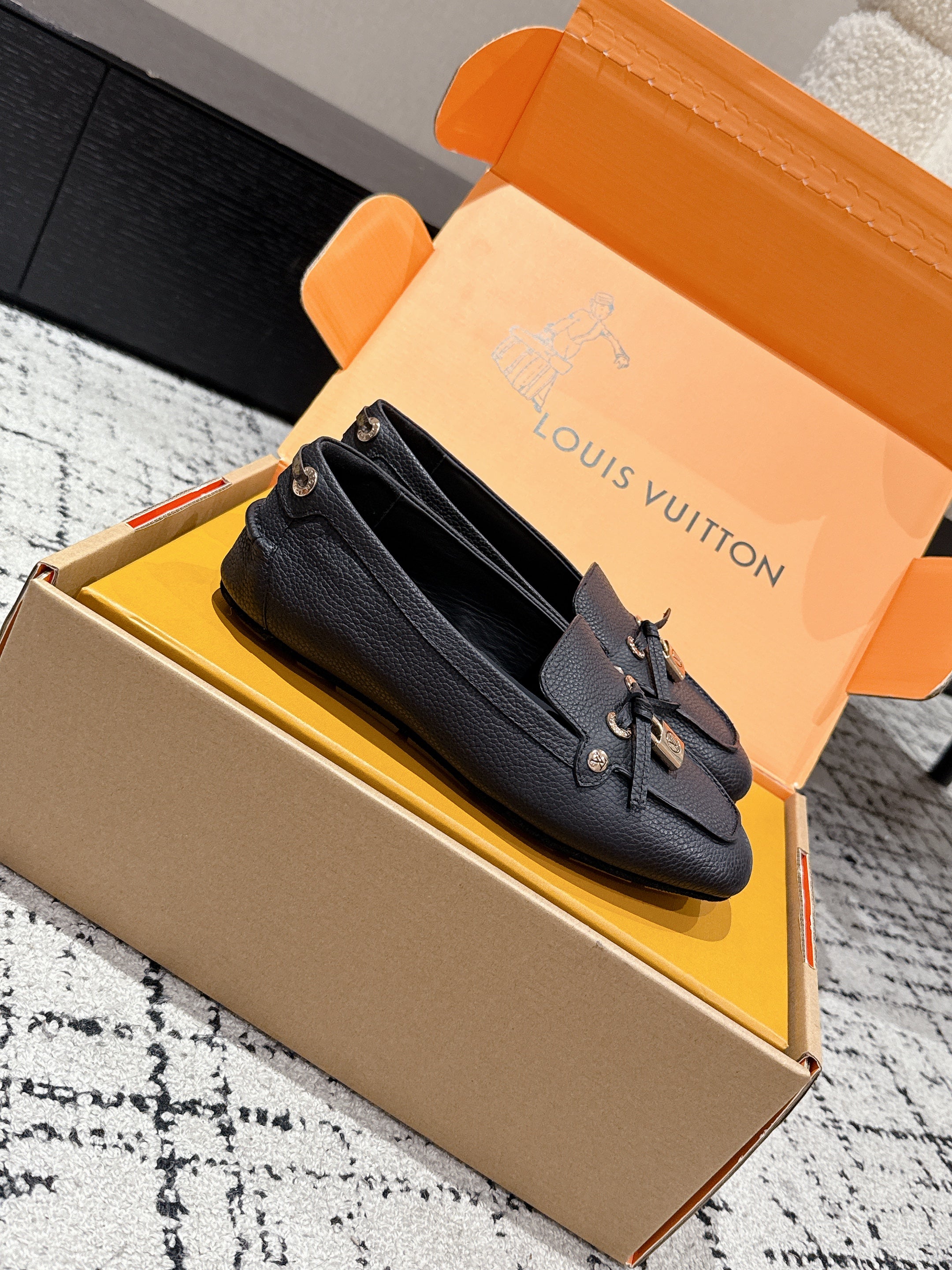 LV Flat-soled lock loafers black cowhide 383377