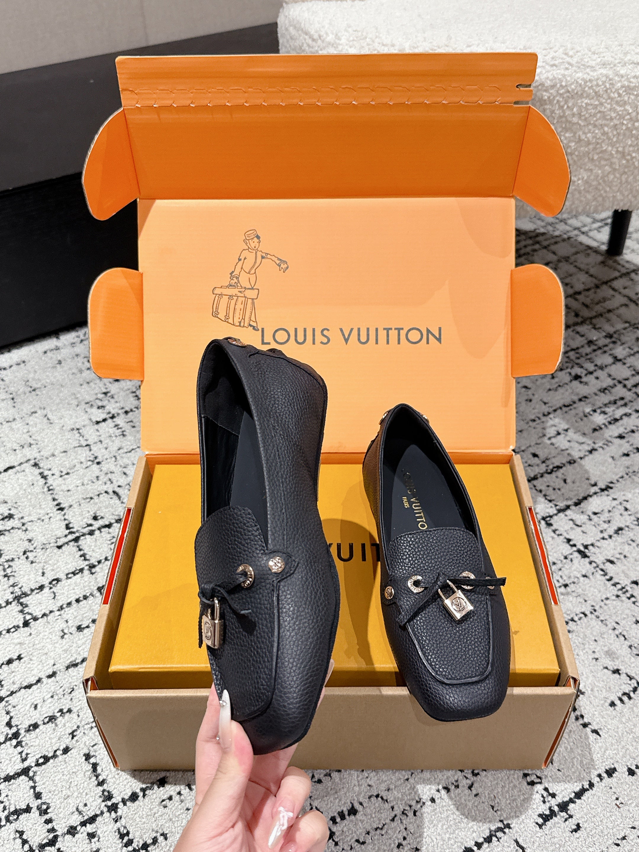 LV Flat-soled lock loafers black cowhide 383377