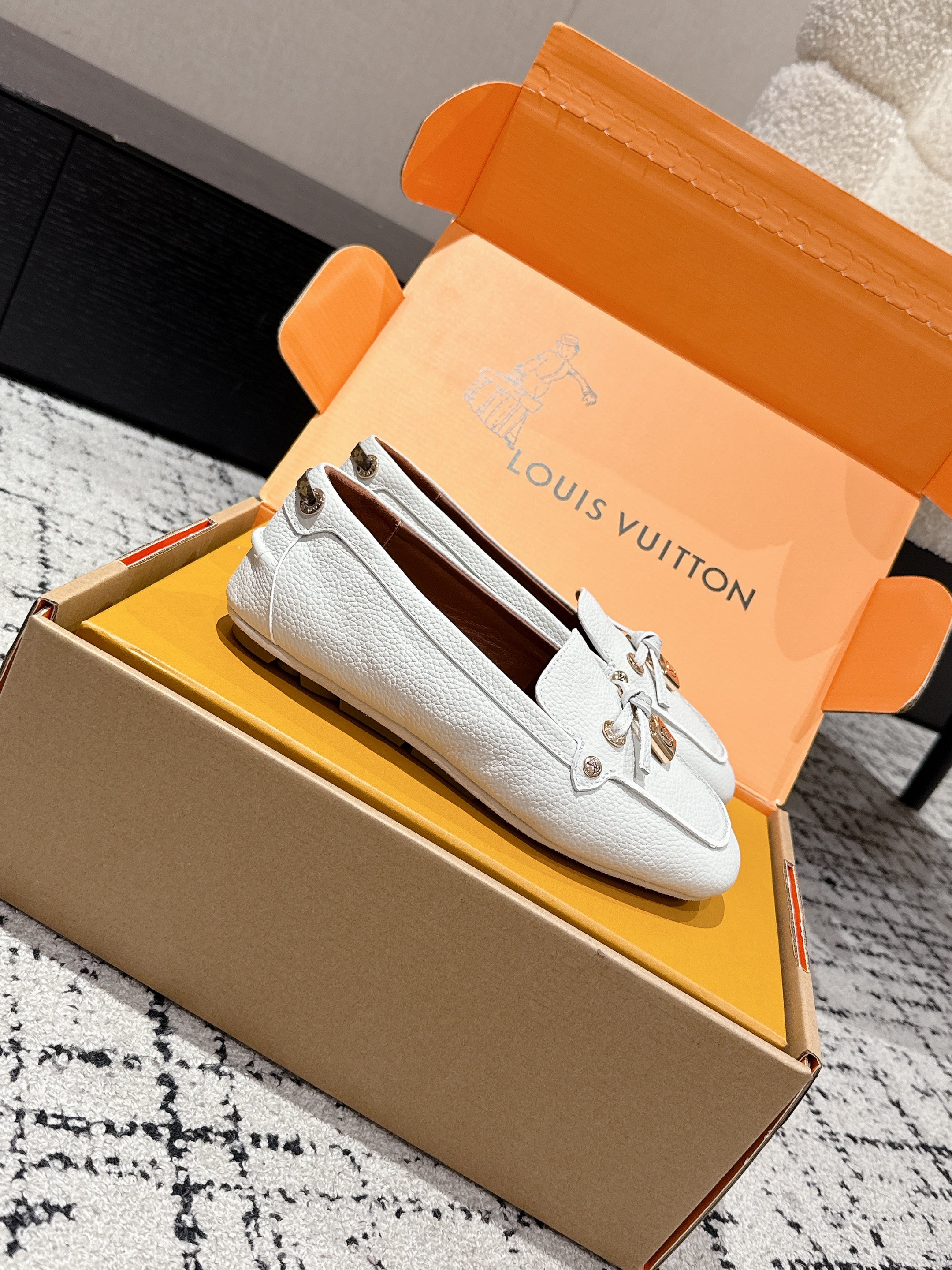 LV Flat-soled lock loafers white cowhide 383378