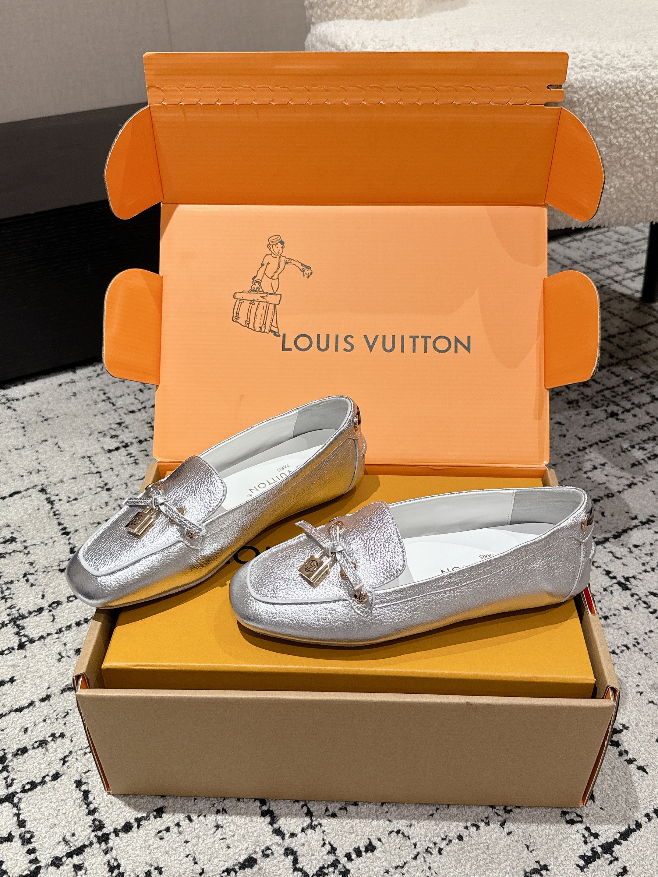 LV Flat-soled lock loafers sliver cowhide 383379