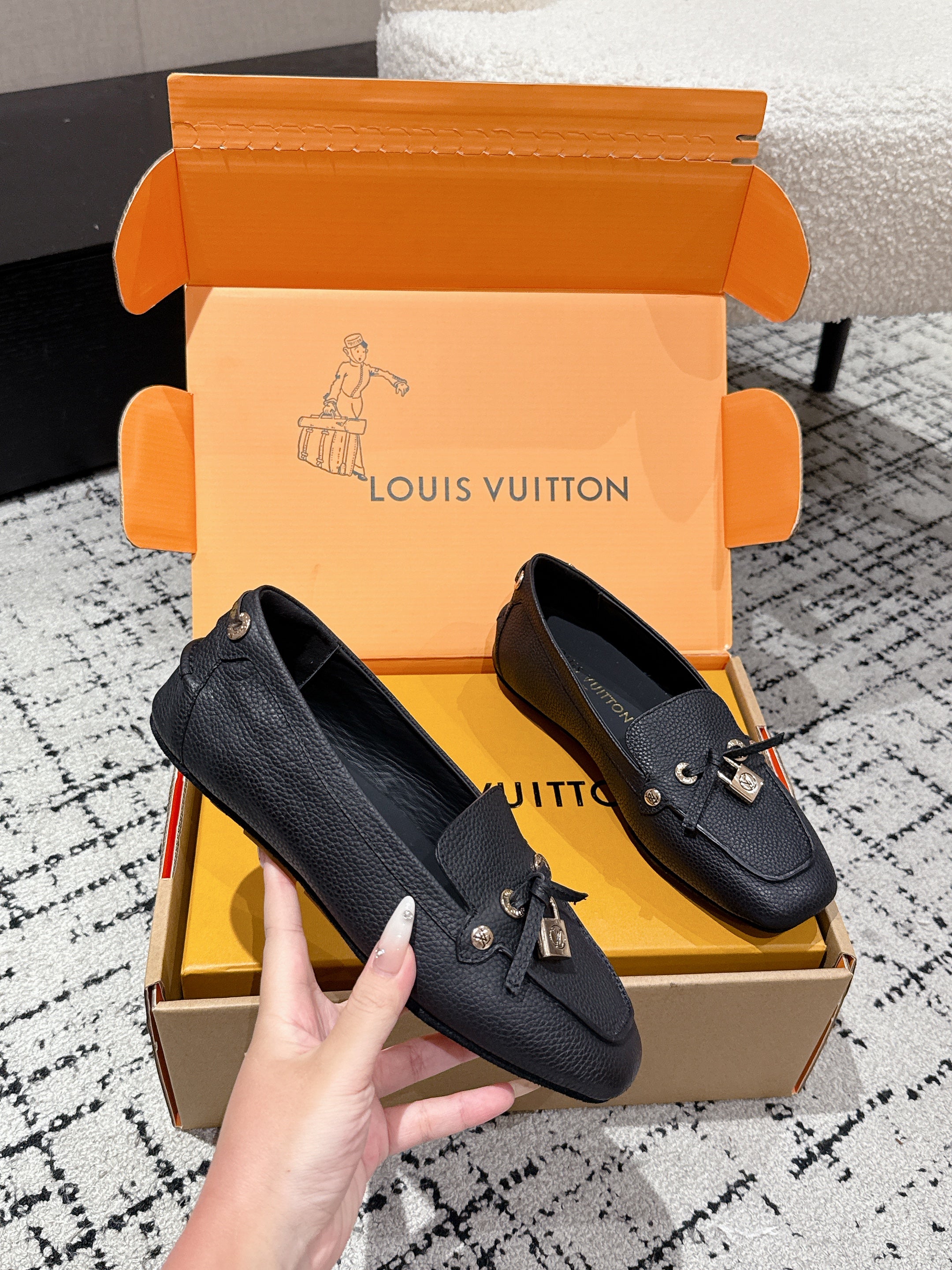 LV Flat-soled lock loafers black cowhide 383377