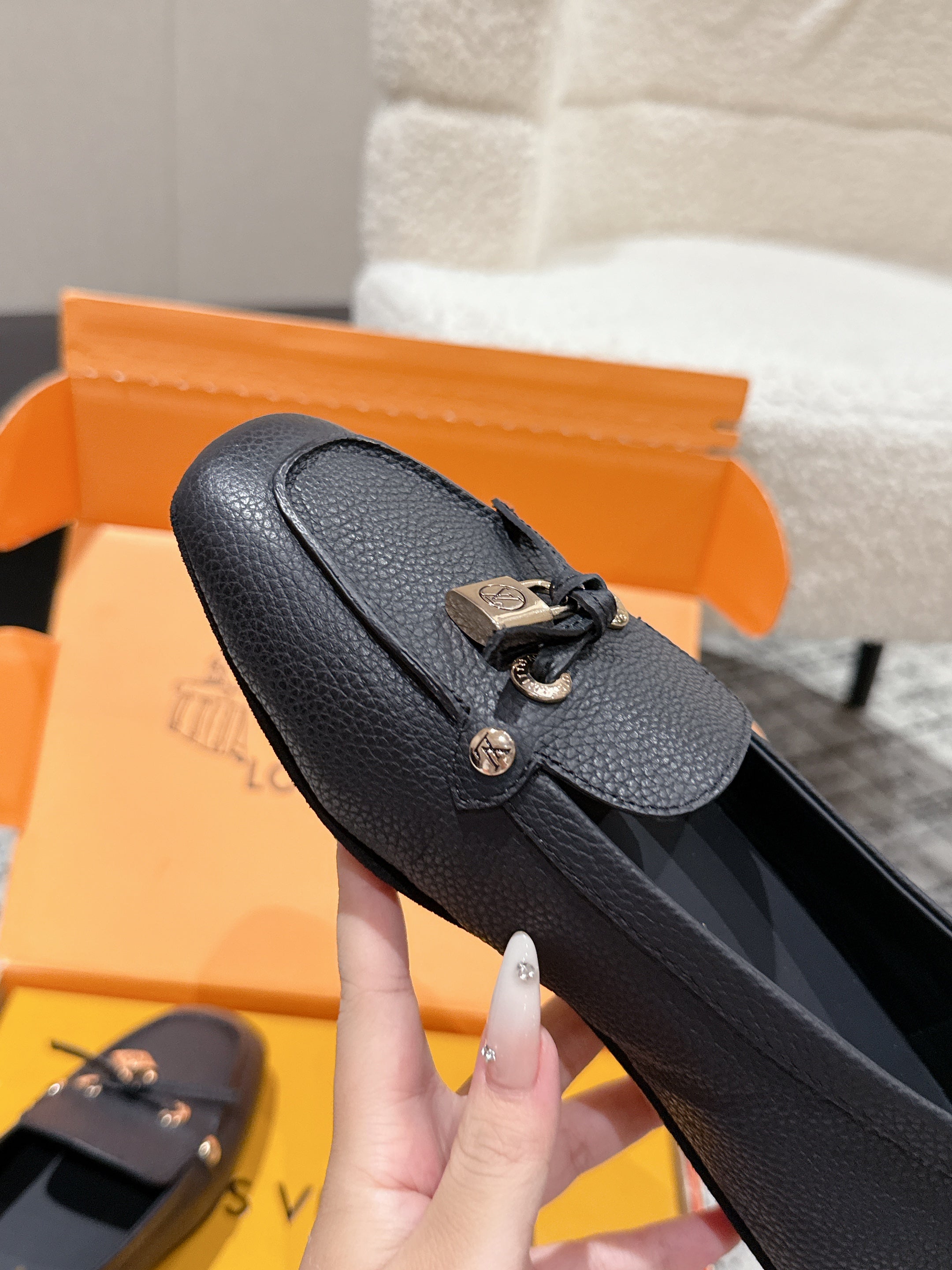 LV Flat-soled lock loafers black cowhide 383377