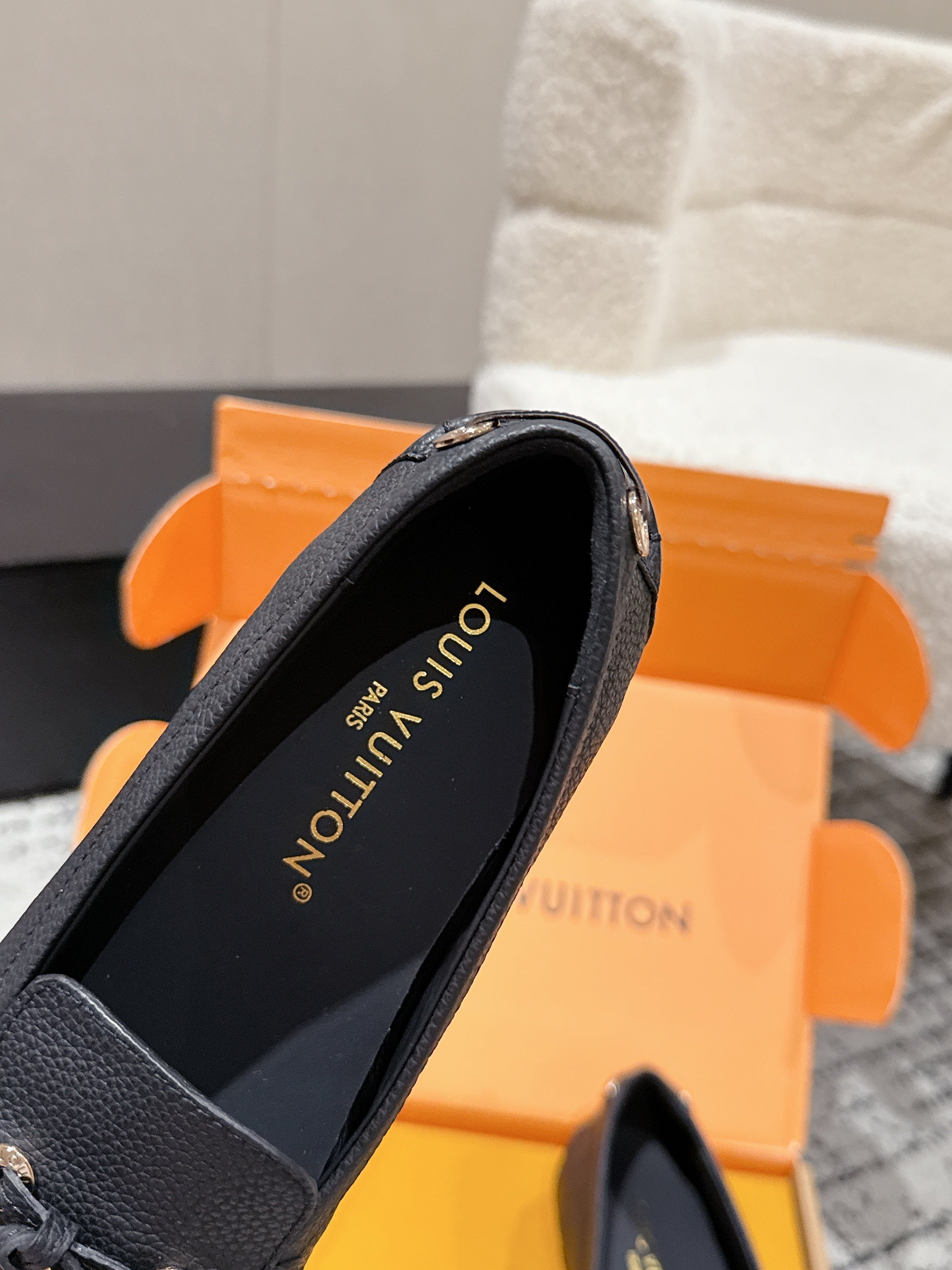 LV Flat-soled lock loafers black cowhide 383377