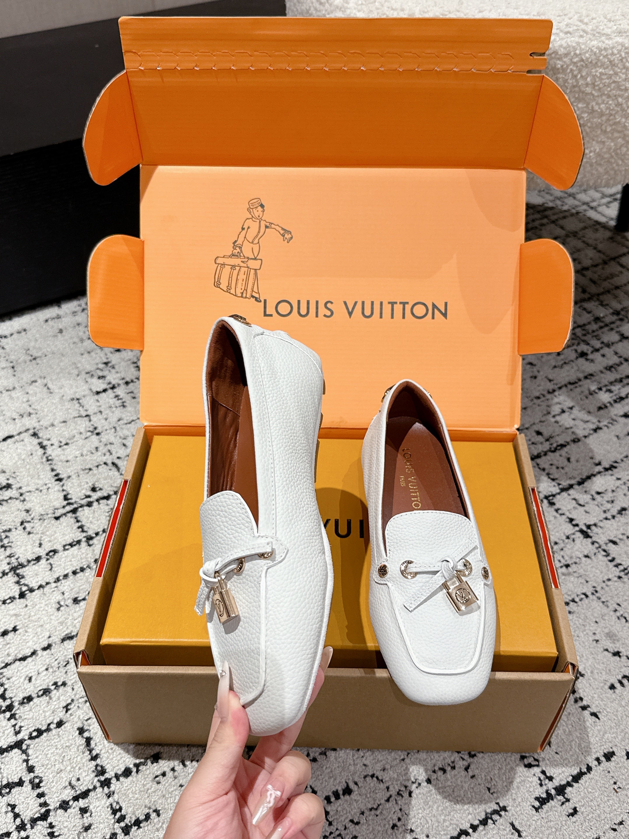 LV Flat-soled lock loafers white cowhide 383378