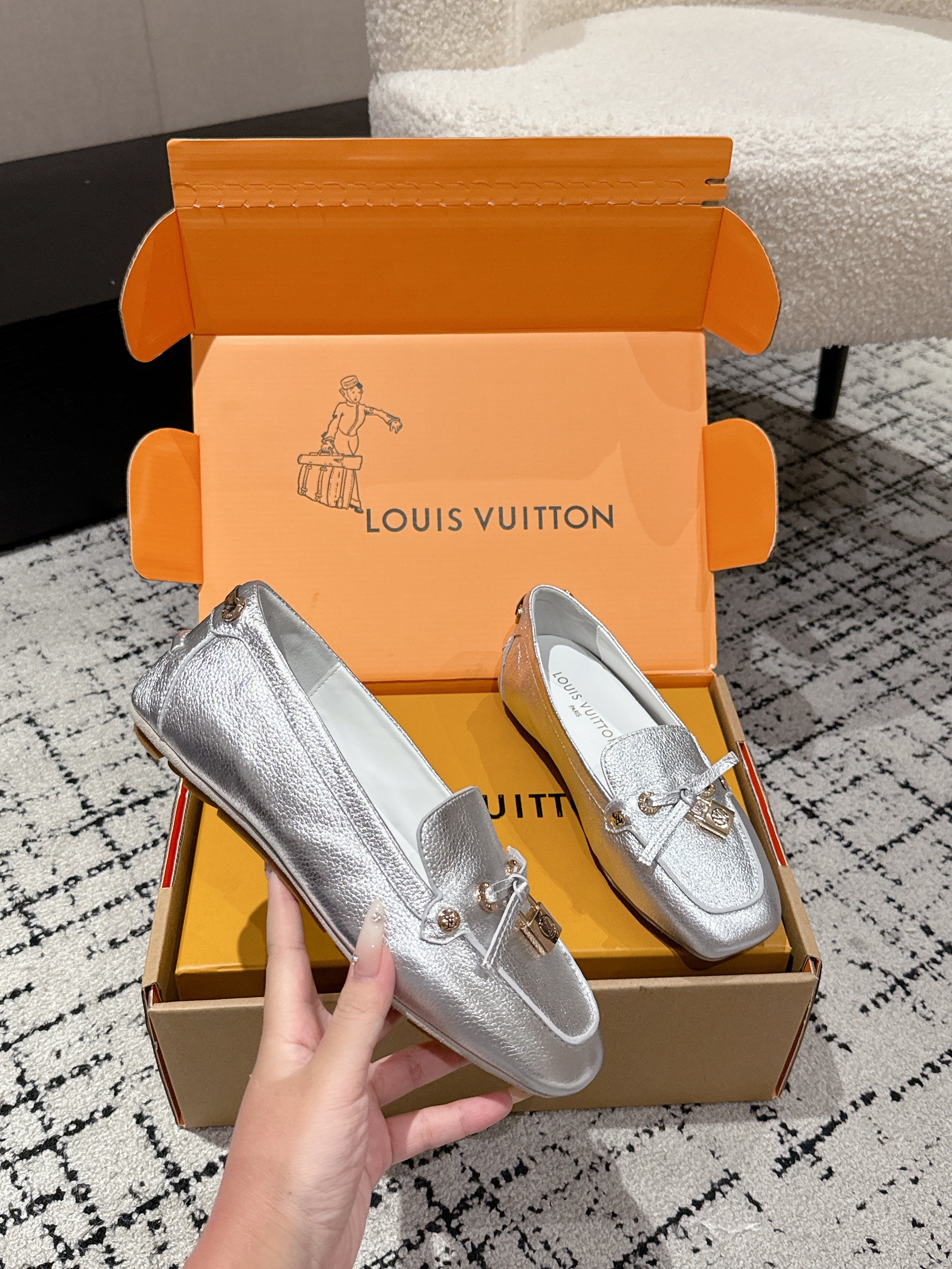 LV Flat-soled lock loafers sliver cowhide 383379