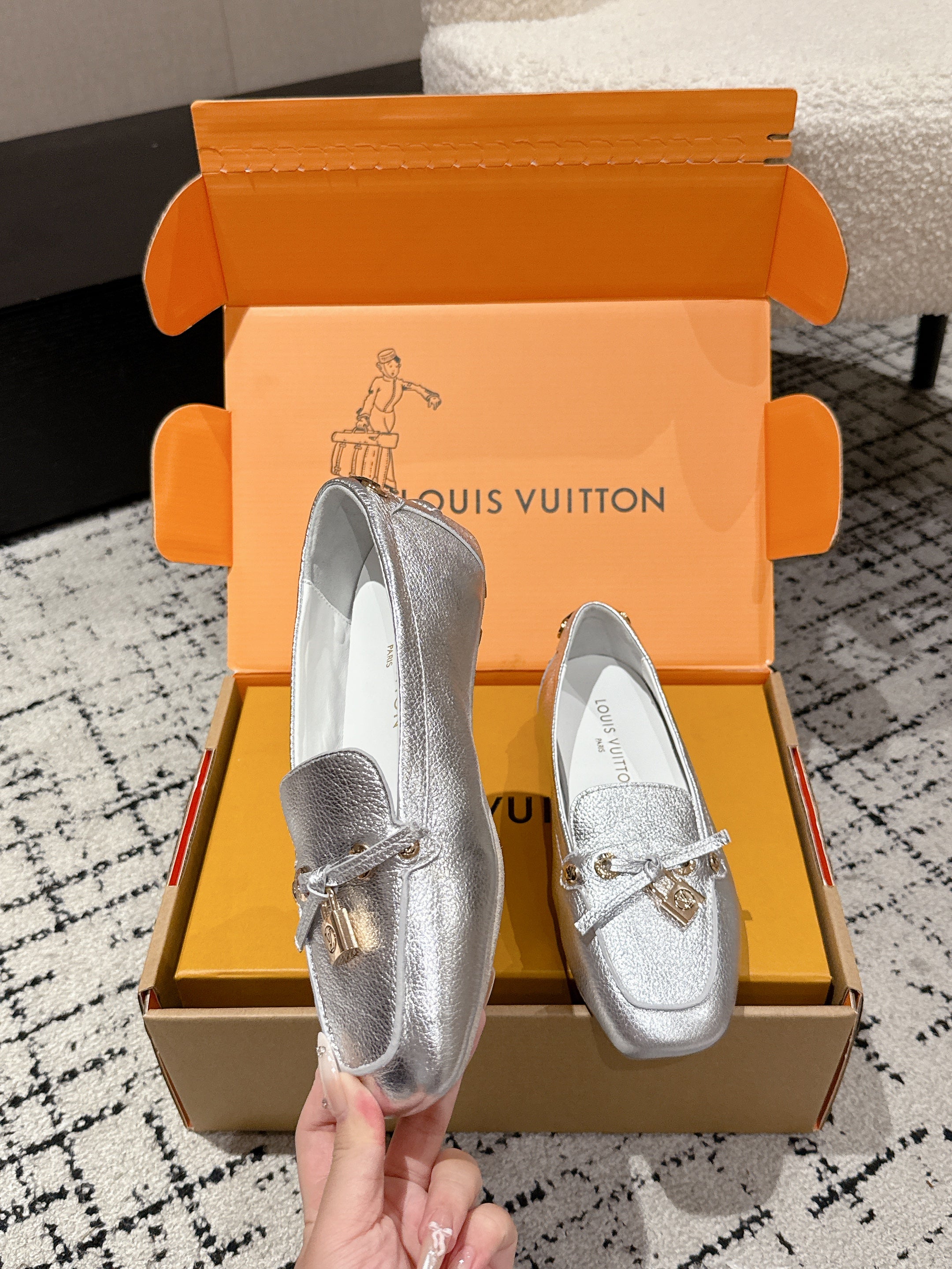 LV Flat-soled lock loafers sliver cowhide 383379