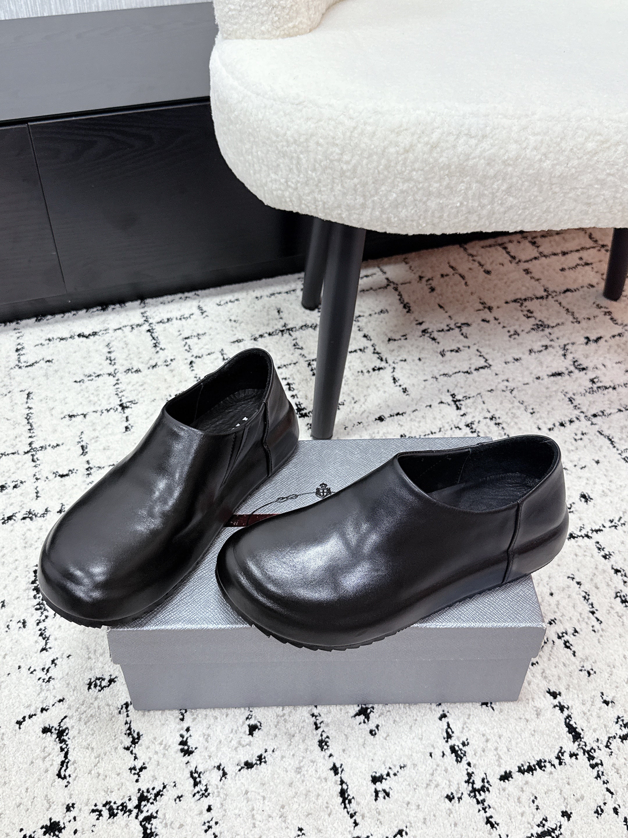 PRA 26S Loafers Black Calfskin Leather 617129