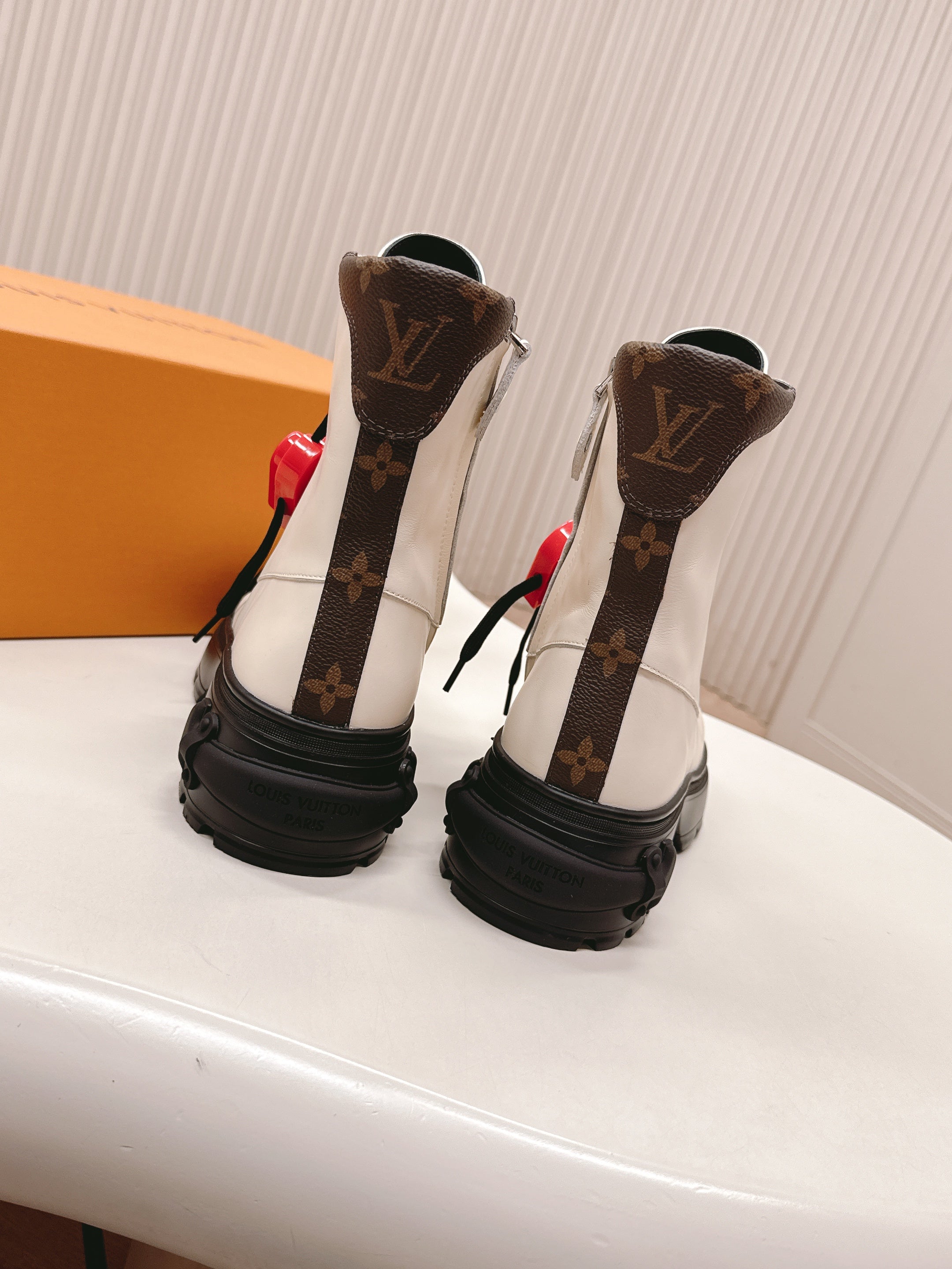 LV 2026 Martin Boot With Heart-shaped White Calfskin 595468