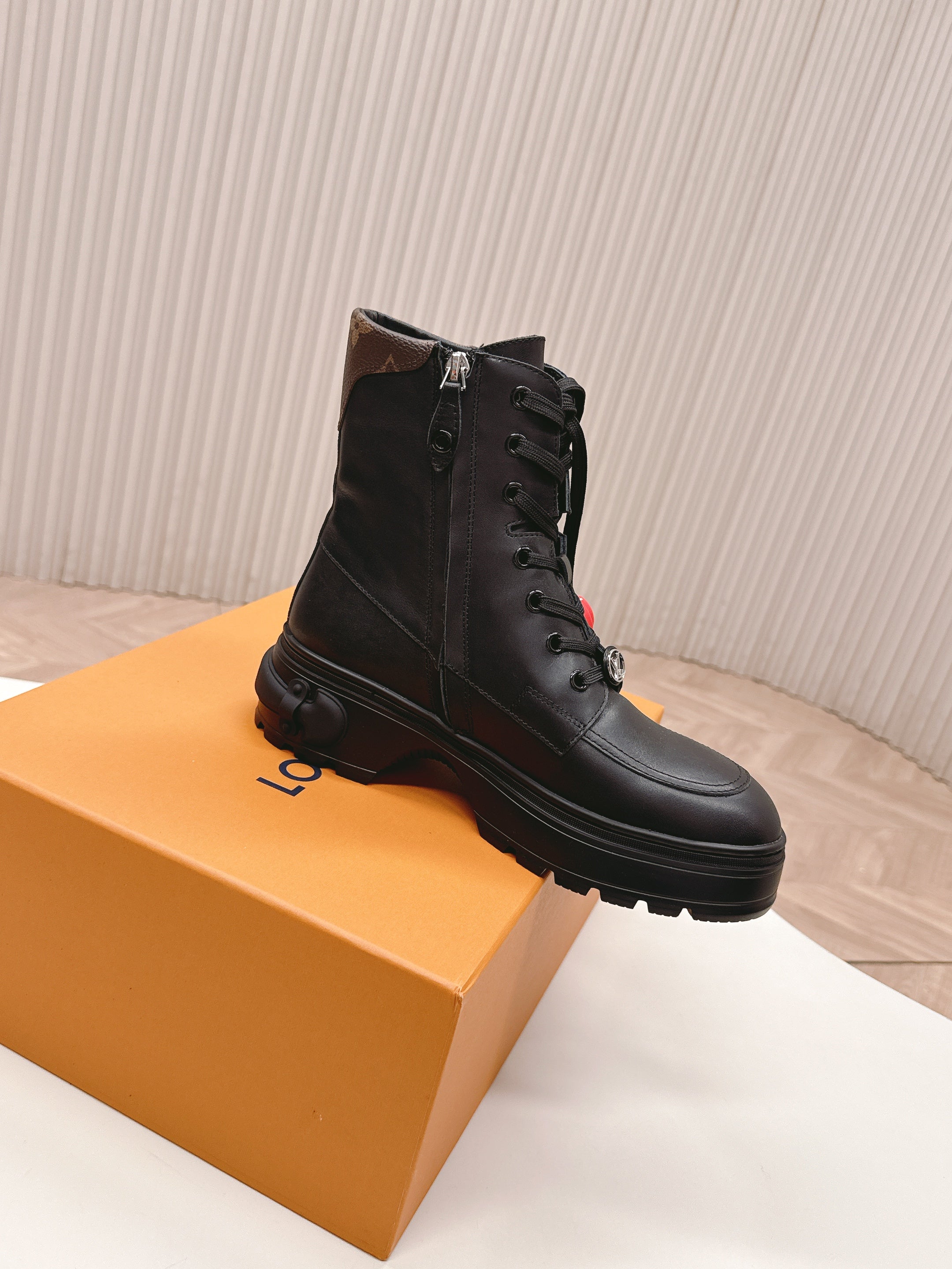 LV 2026 Martin Boot With Heart-shaped Black Calfskin 595469