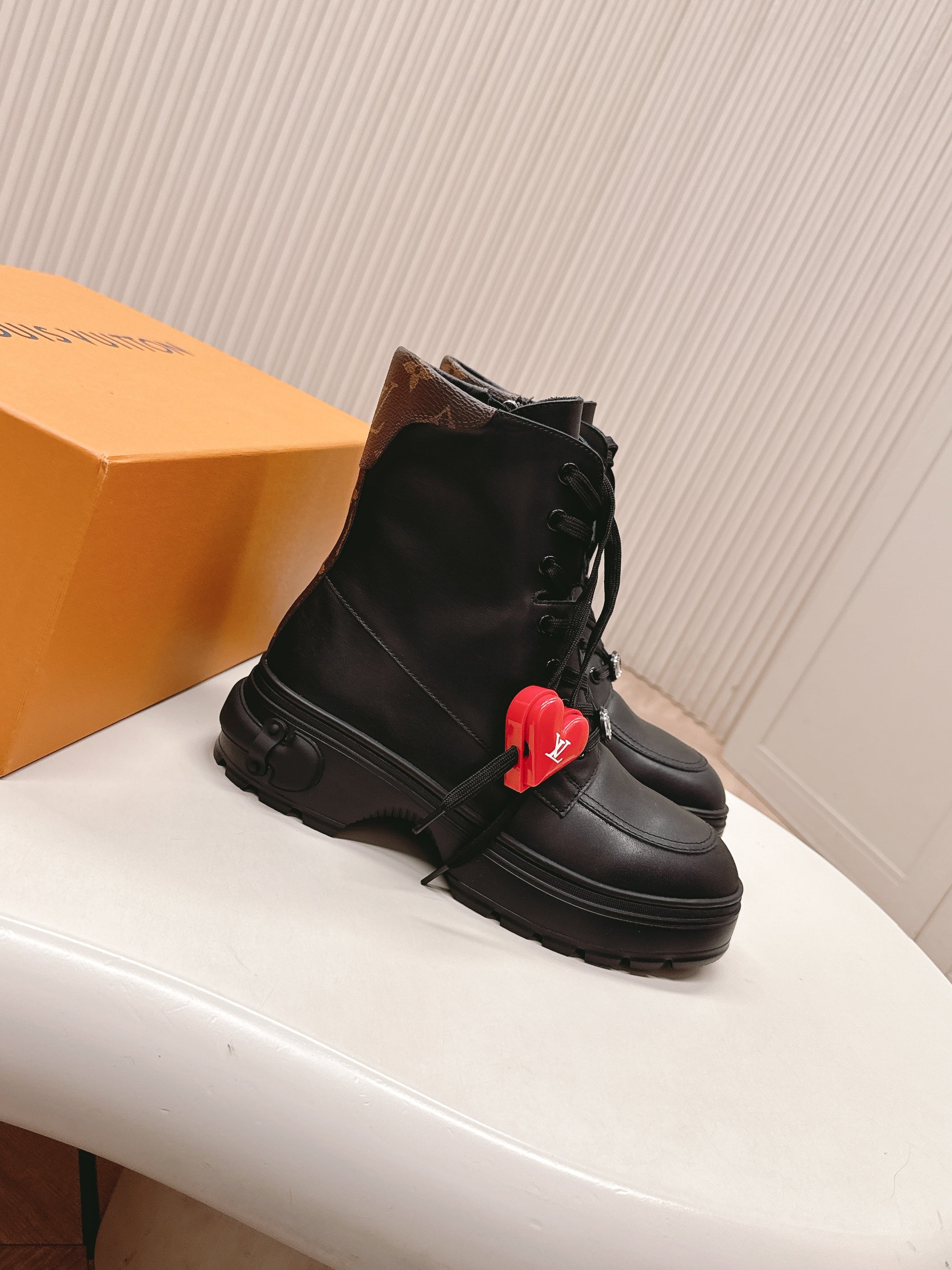 LV 2026 Martin Boot With Heart-shaped Black Calfskin 595469