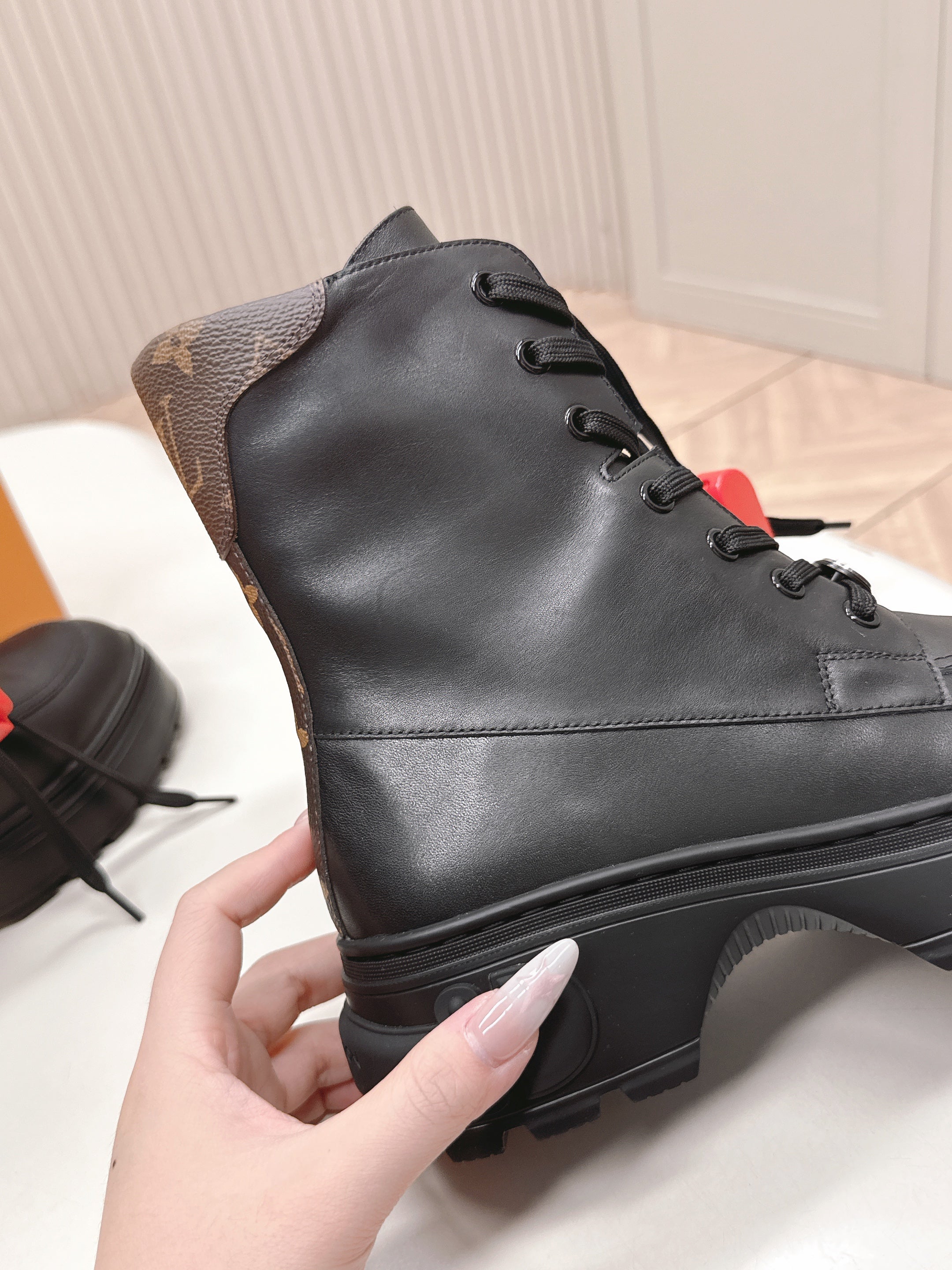 LV 2026 Martin Boot With Heart-shaped Black Calfskin 595469